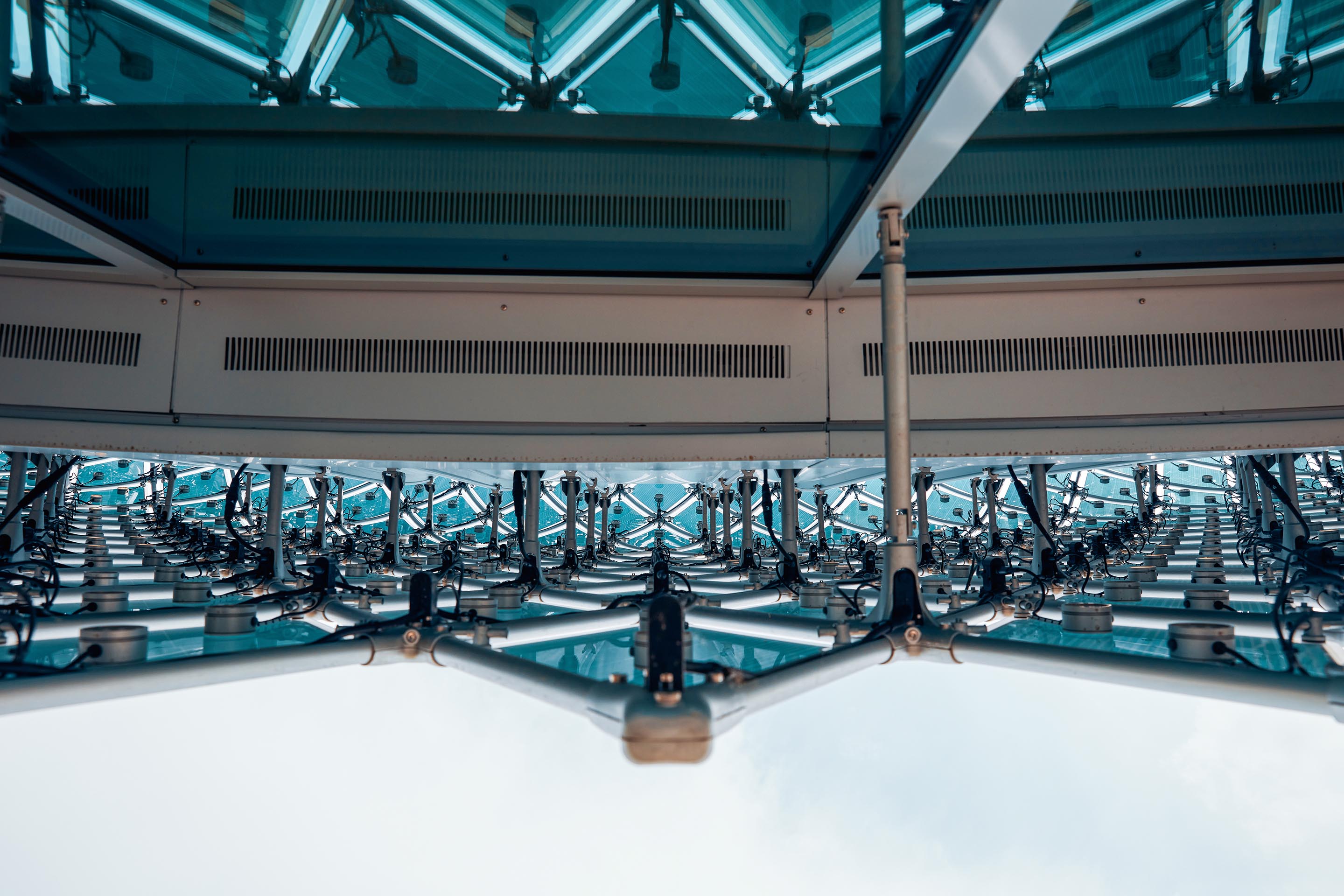 Vista dal basso della facciata spettacolare interattiva del «Padiglione Novartis». Gli oltre 10 000 moduli fotovoltaici romboidali e i LED installati creano un gioco di luci artistico.