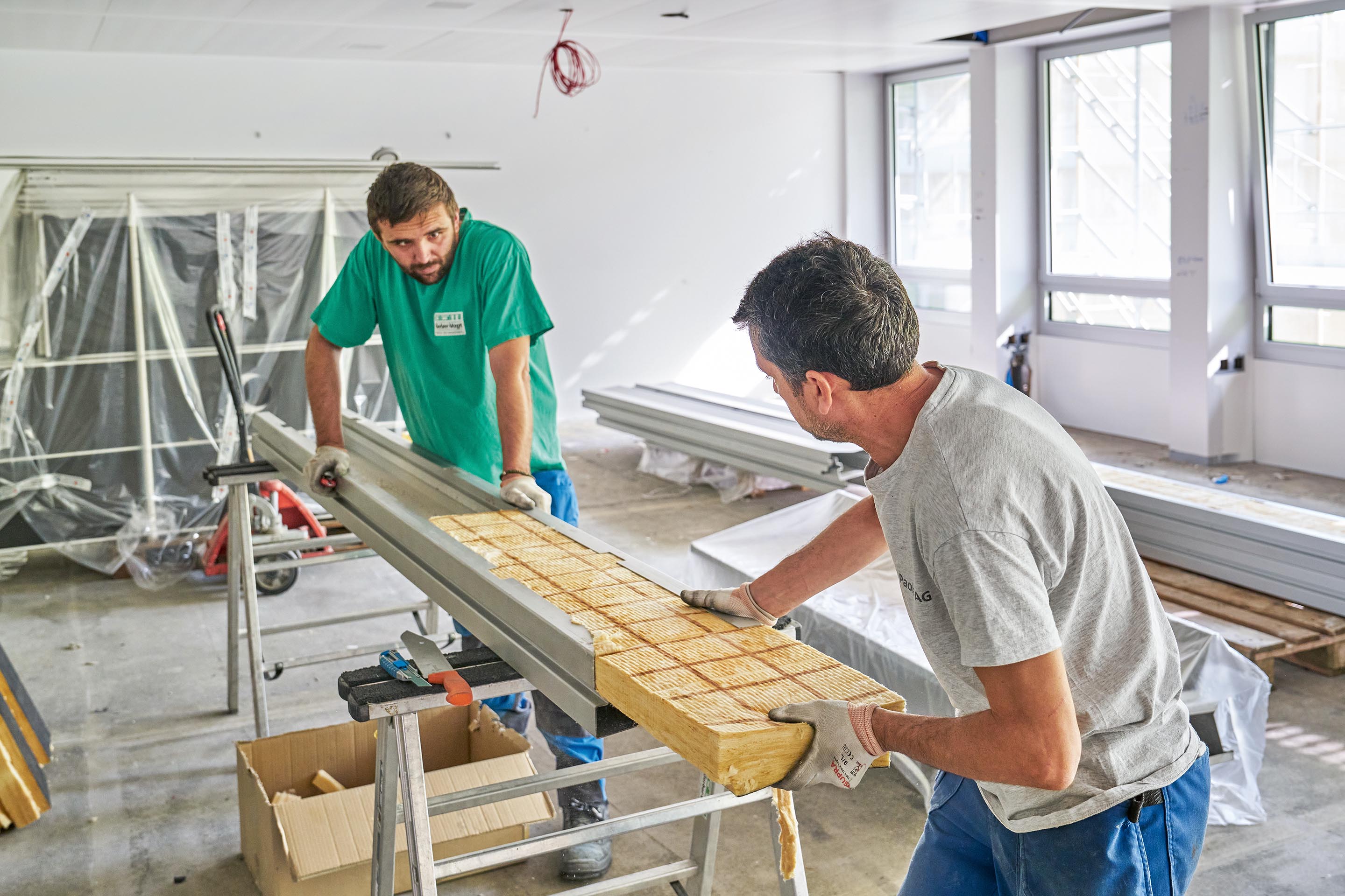 Werkstatt: Nur zwei der 500 hochwertigen Aluminiumelemente mussten ersetzt werden,  die anderen wurden gereinigt und gedämmt.  Die aus der Sanierung 1994 stammenden Fensterprofile erhielten eine neue Dreifach­verglasung mit schmaleren Dichtungen.