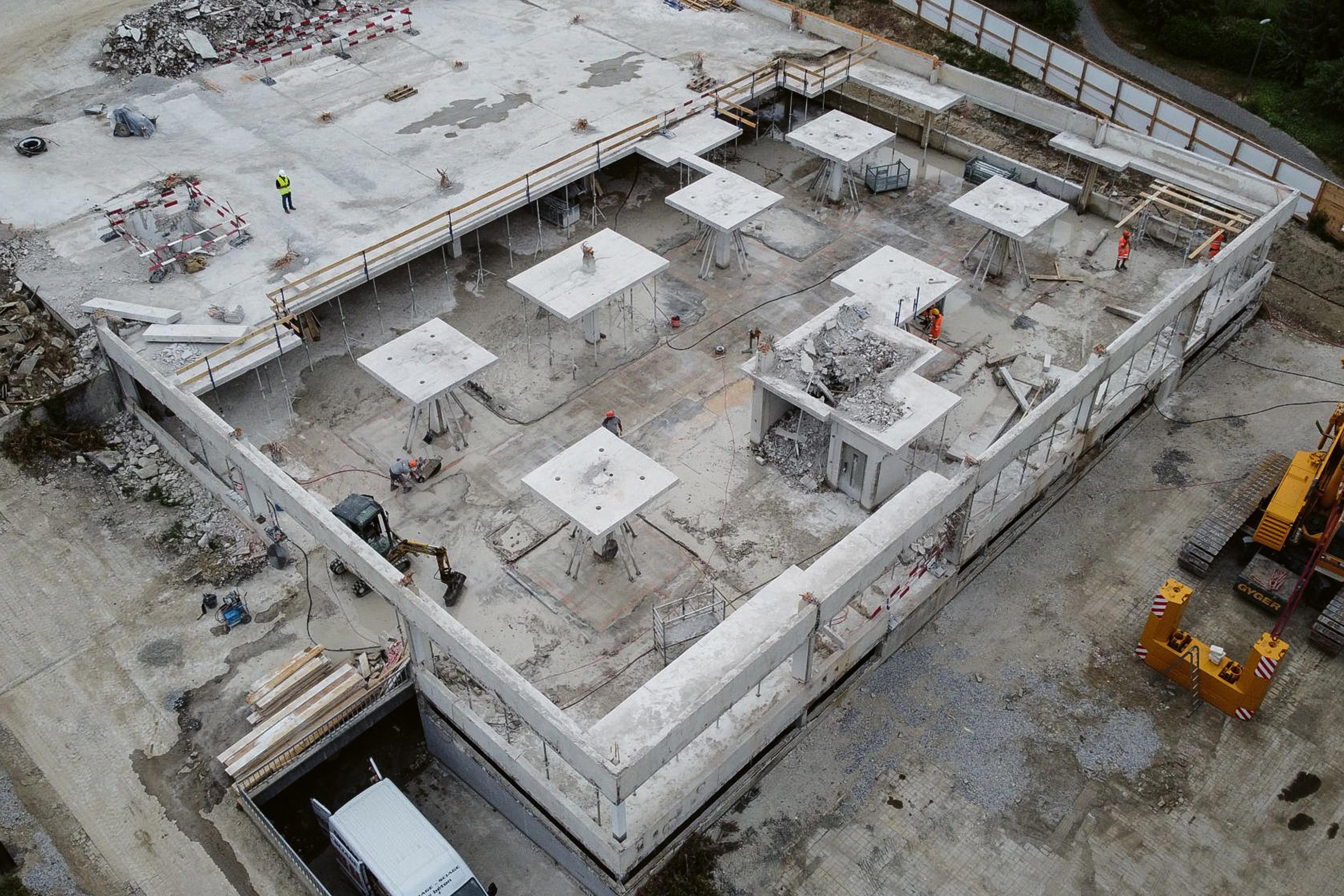 Sciage des dalles sur le chantier de déconstruction. En cinq jours de sciage et trois jours de levage, environ 1000 m2 de dalles de béton qui serviront d'éléments de réemploi structurel pour quatre projets de la région ont pu être extraits.