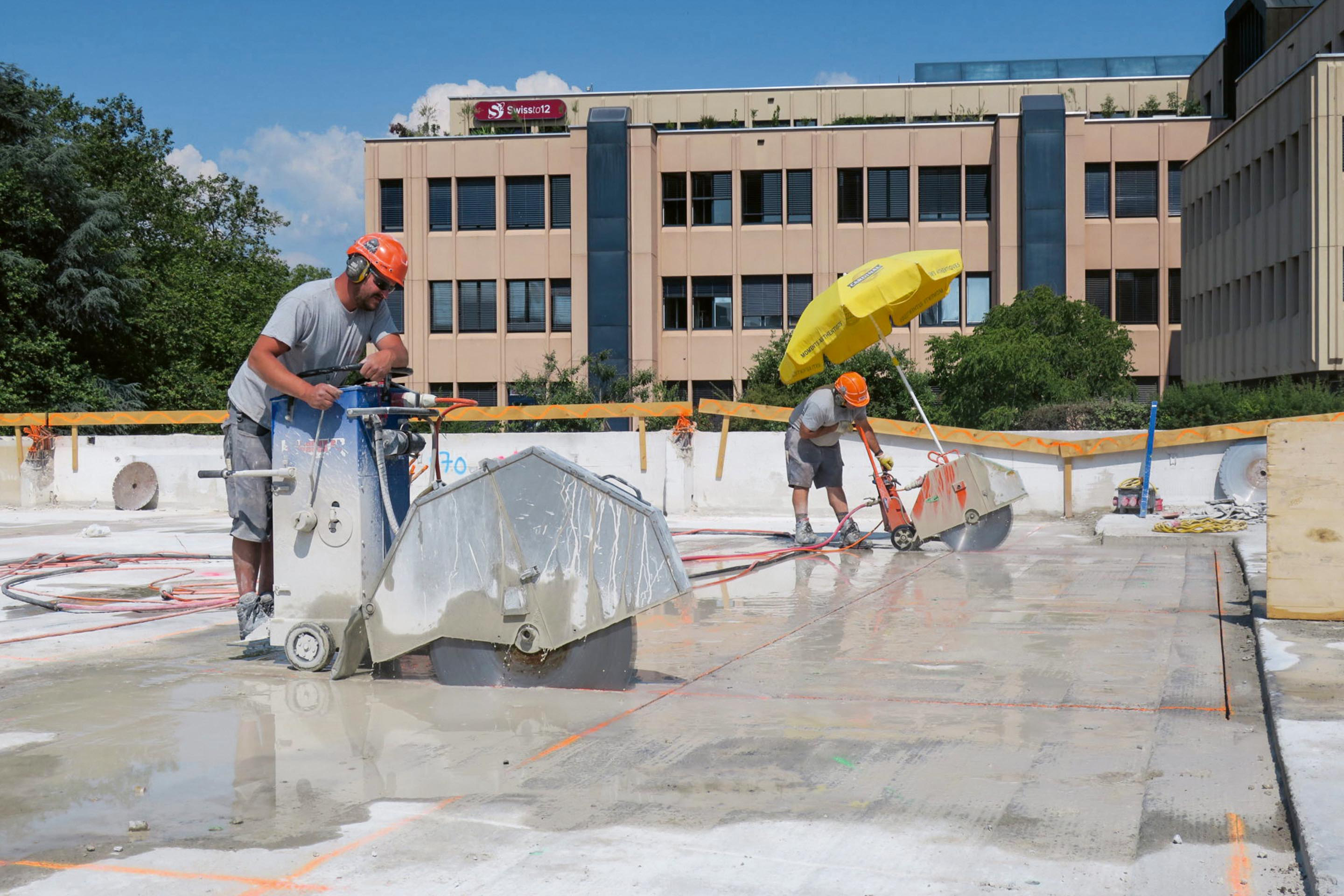 Sciage des dalles sur le chantier de déconstruction. En cinq jours de sciage et trois jours de levage, environ 1000 m2 de dalles de béton qui serviront d'éléments de réemploi structurel pour quatre projets de la région ont pu être extraits.