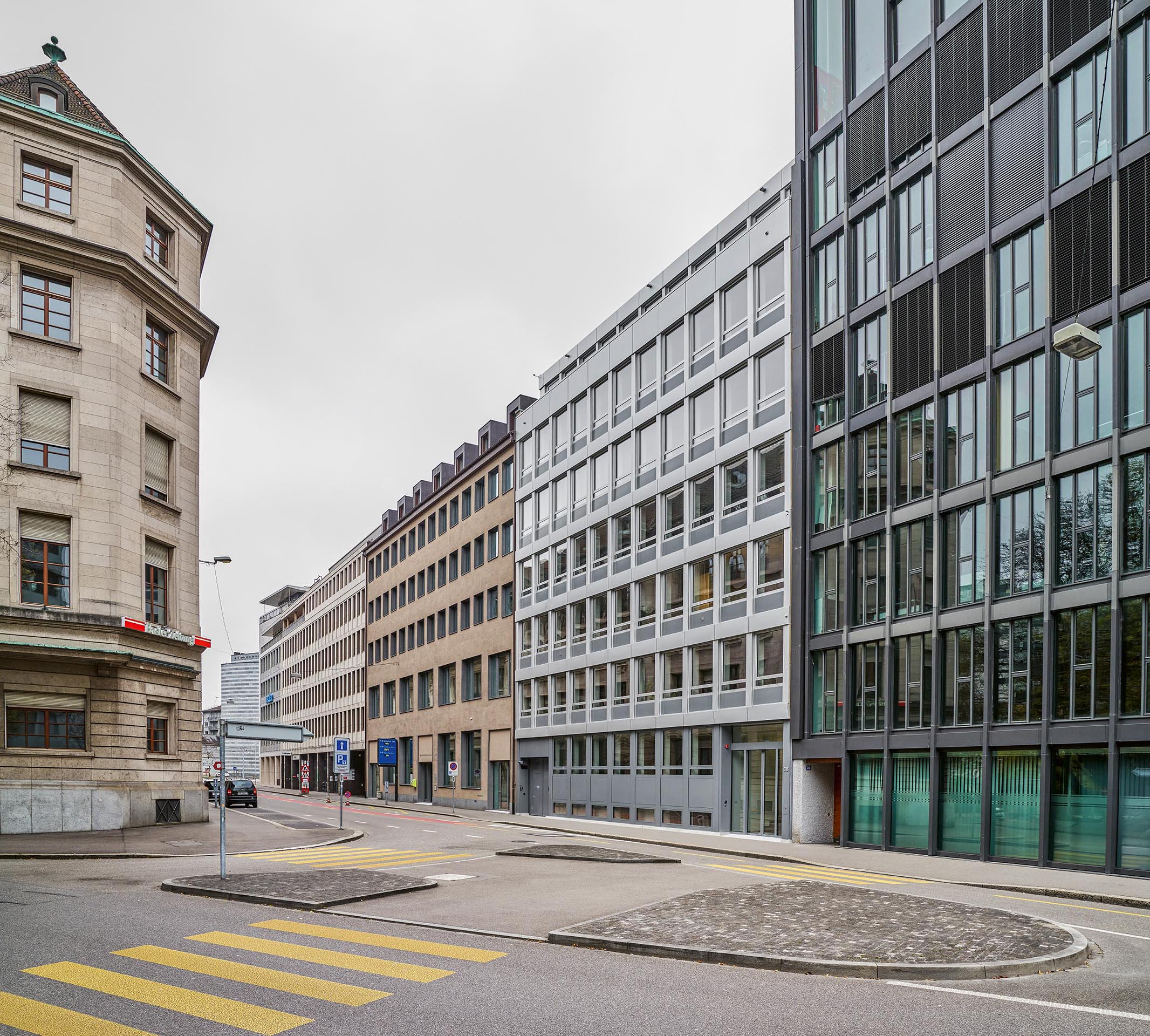 Vue sur la Dufourstrasse au niveau de la Picassoplatz à Bâle.