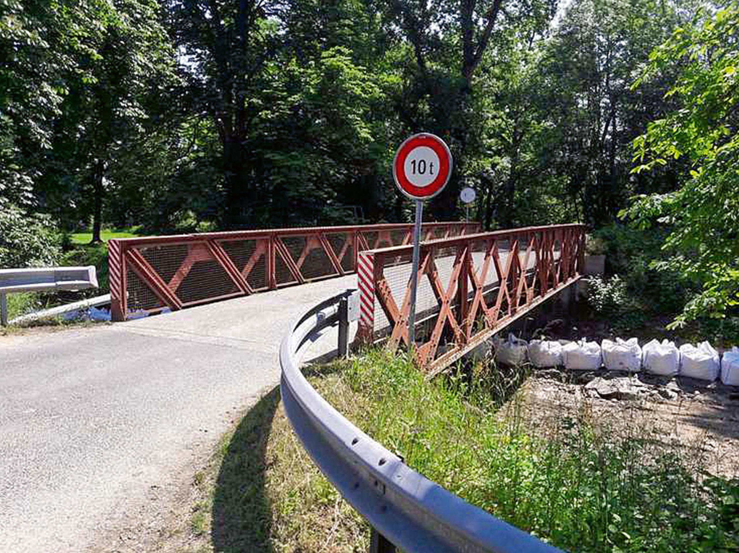 L’accesso al ponte prima dell’intervento.