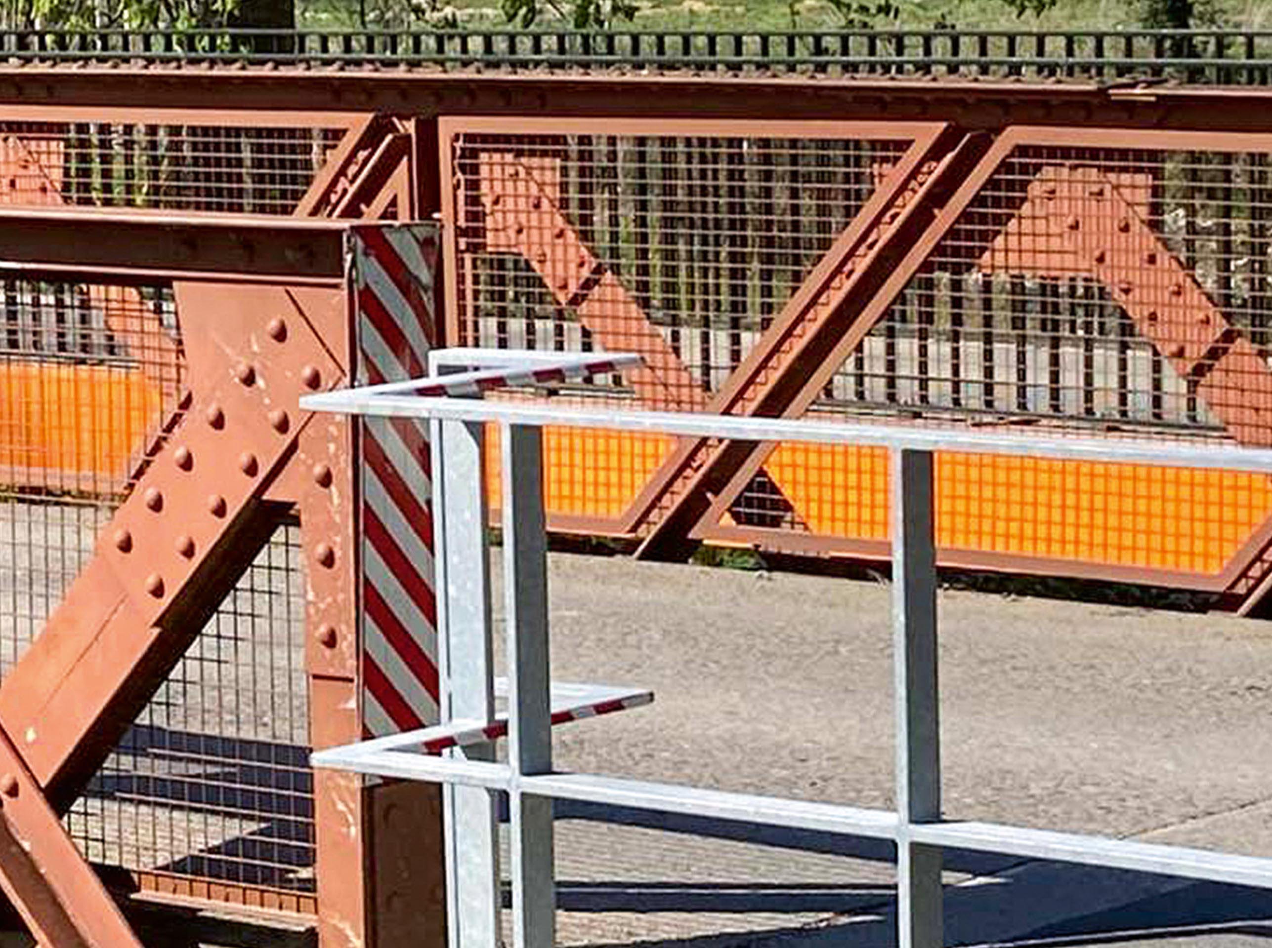 I nuovi parapetti fissati alla sommità delle spalle del ponte esistente.
