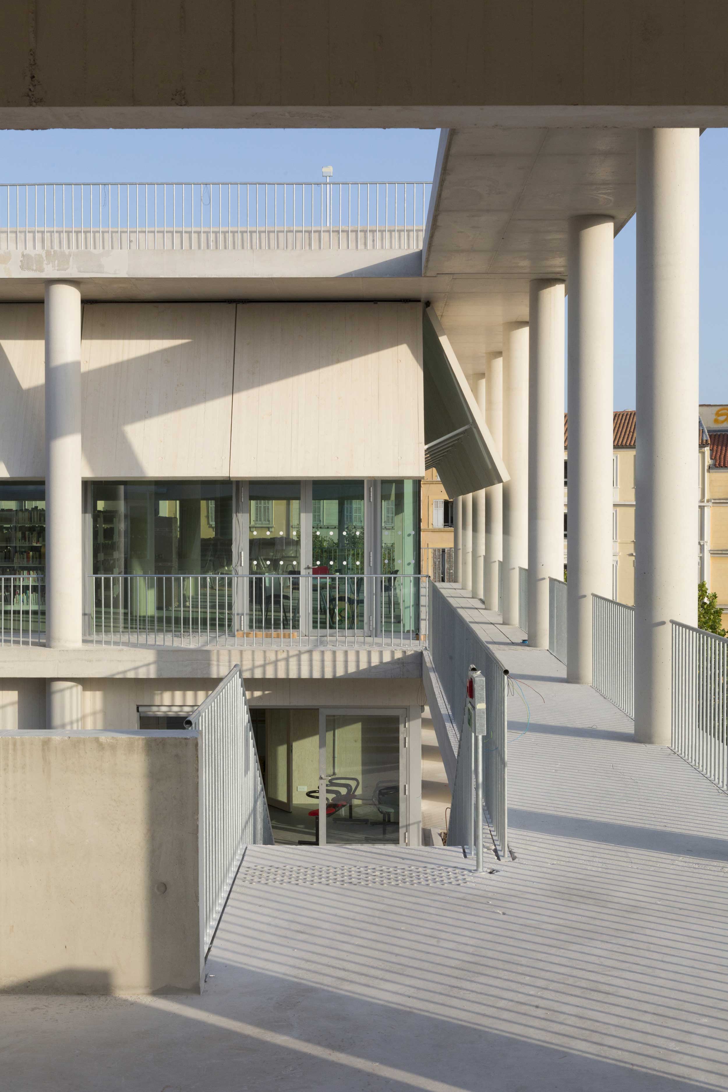 Chaque brise-soleil en béton de la bibliothèque pèse deux tonnes.