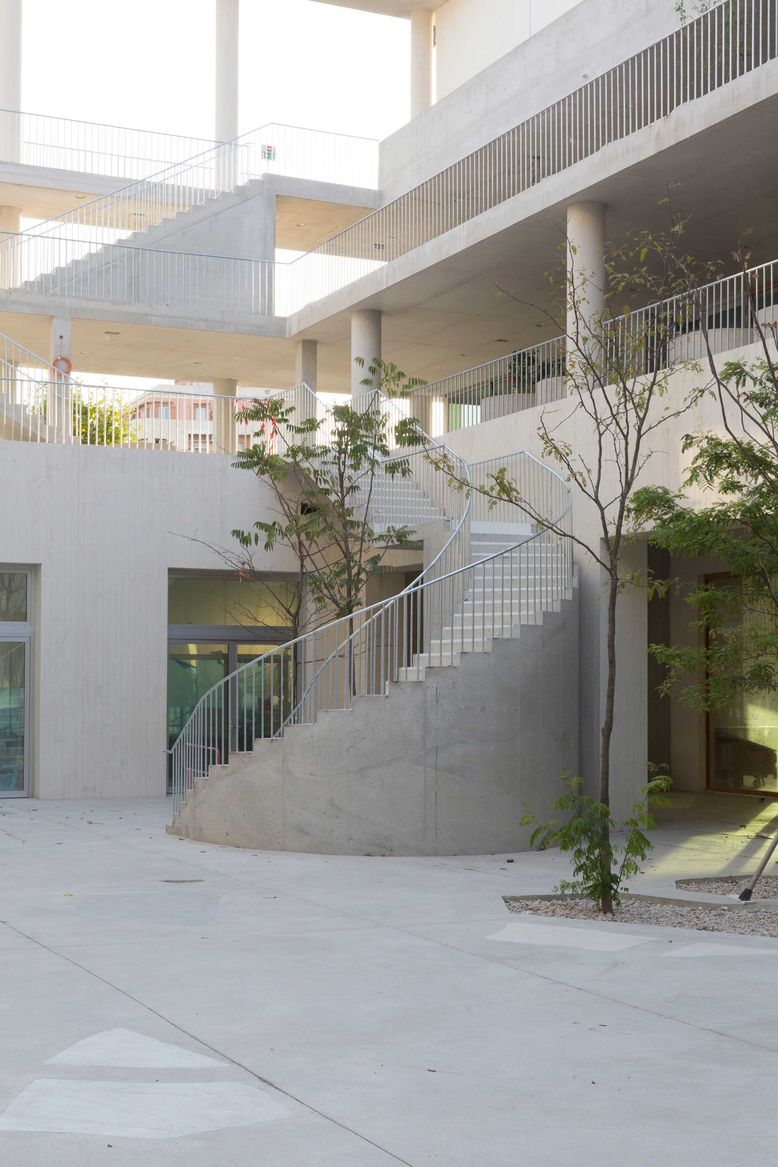 L'espace intérieur de l'école est conçu comme une succession de niveaux accessibles par des escaliers visibles de configuration variable.