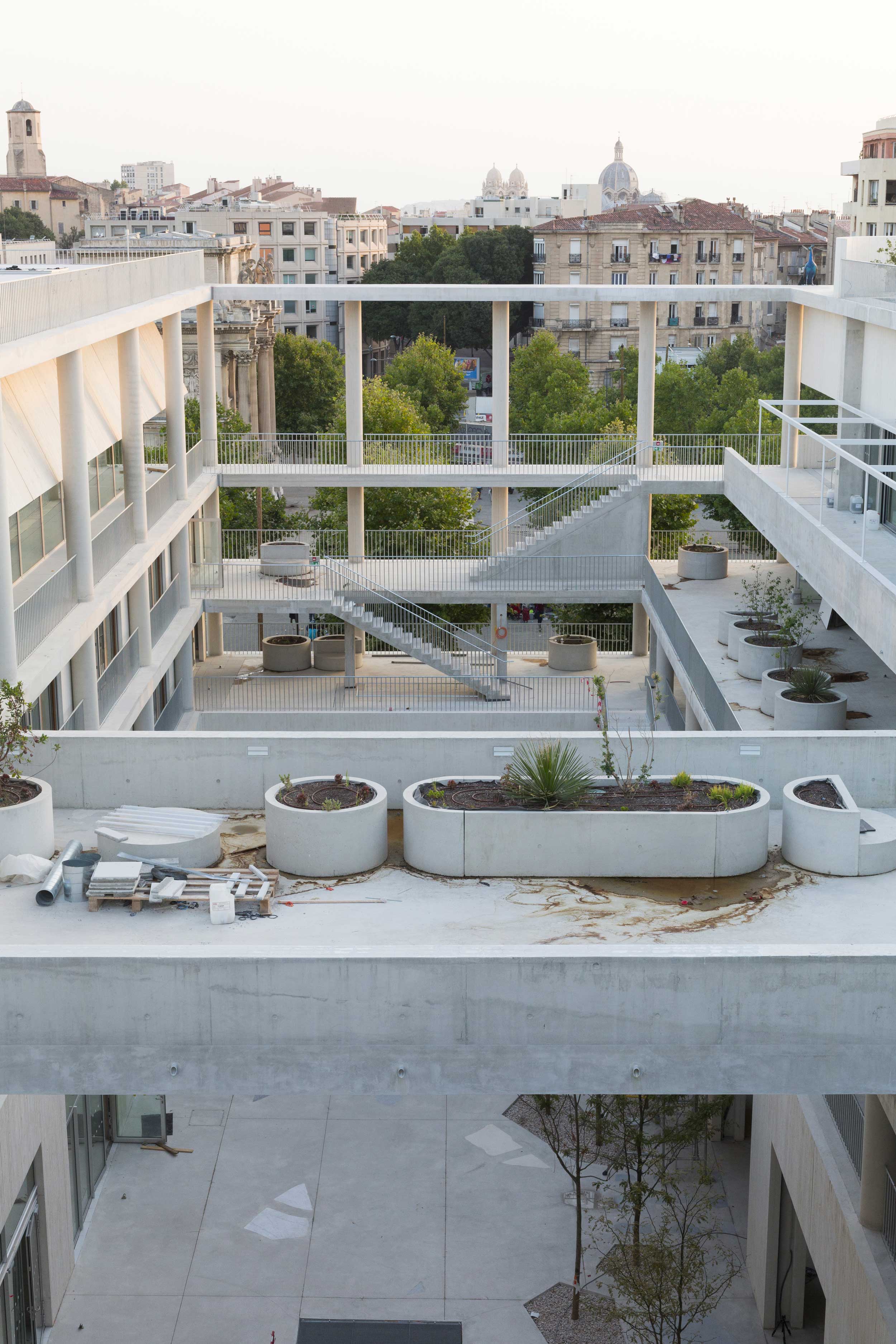 L'espace intérieur est ouvert sur la ville.
