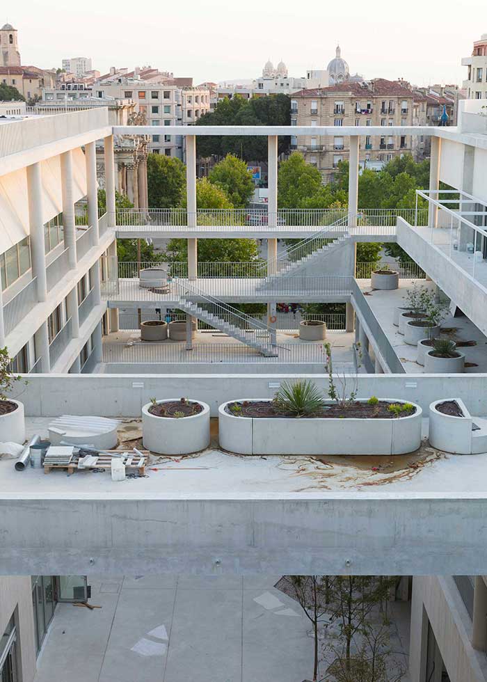 L'espace intérieur est ouvert sur la ville.