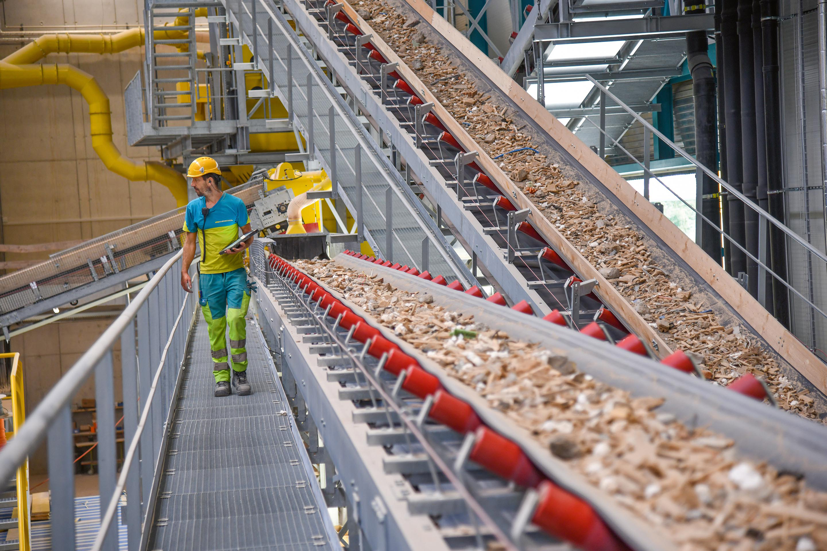 Die Recyclinganlage EbiMIK in Oberglatt ZH ist auf die automatisierte Verarbeitung von Mischabbruch spezialisiert. In drei Hallen wird sortiert, zerkleinert und aufbereitet, bis die Rohstoffe für die Herstellung neuer Produkte bereitstehen.