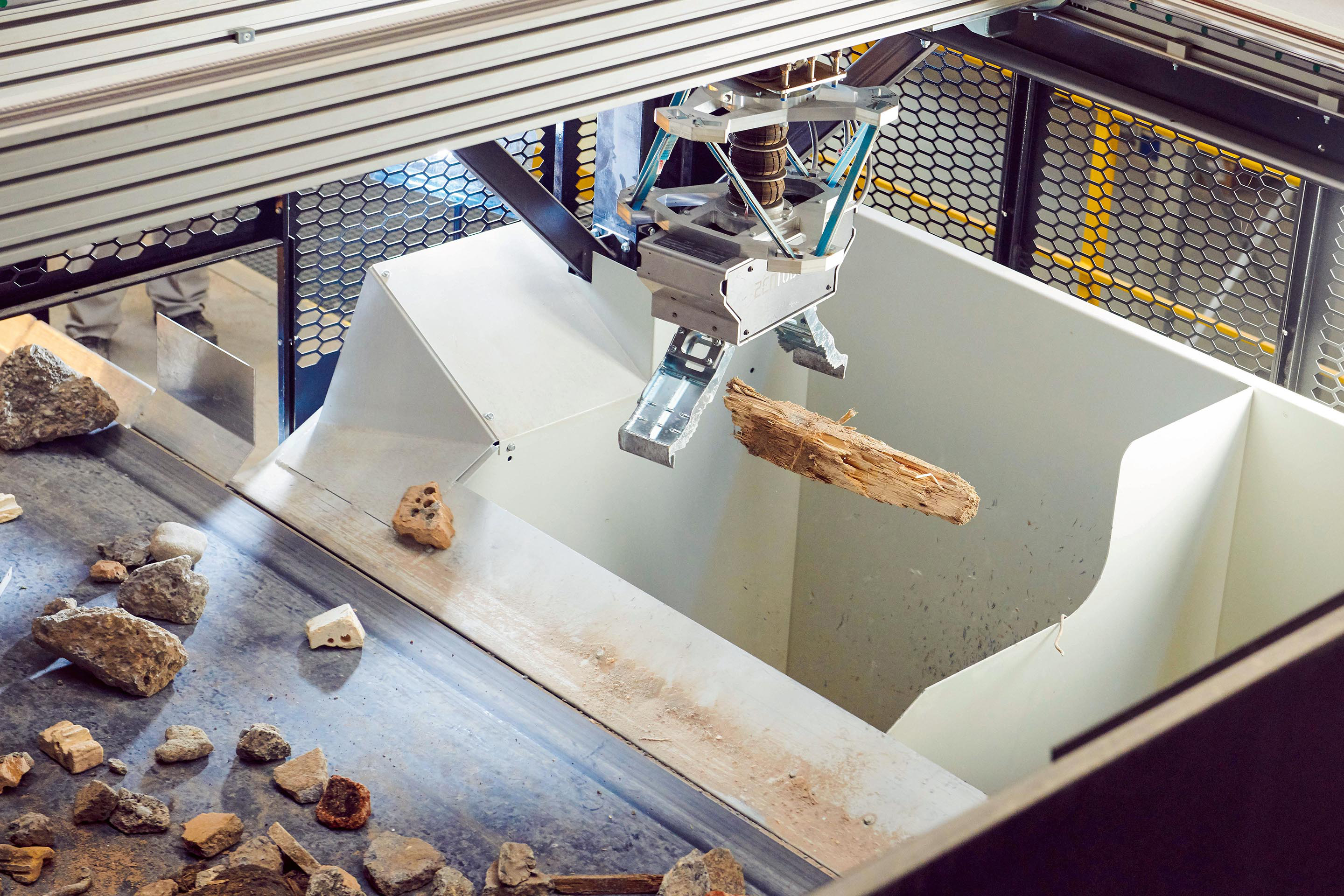 Die Recyclinganlage EbiMIK in Oberglatt ZH ist auf die automatisierte Verarbeitung von Mischabbruch spezialisiert. In drei Hallen wird sortiert, zerkleinert und aufbereitet, bis die Rohstoffe für die Herstellung neuer Produkte bereitstehen.