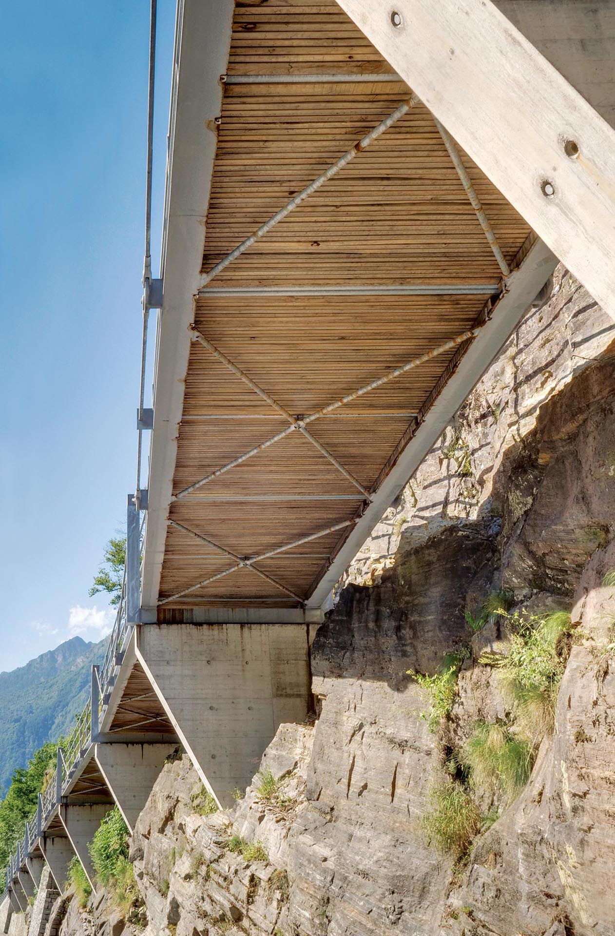Passerella sospesa sulla roccia tra Maggia e Coglio.