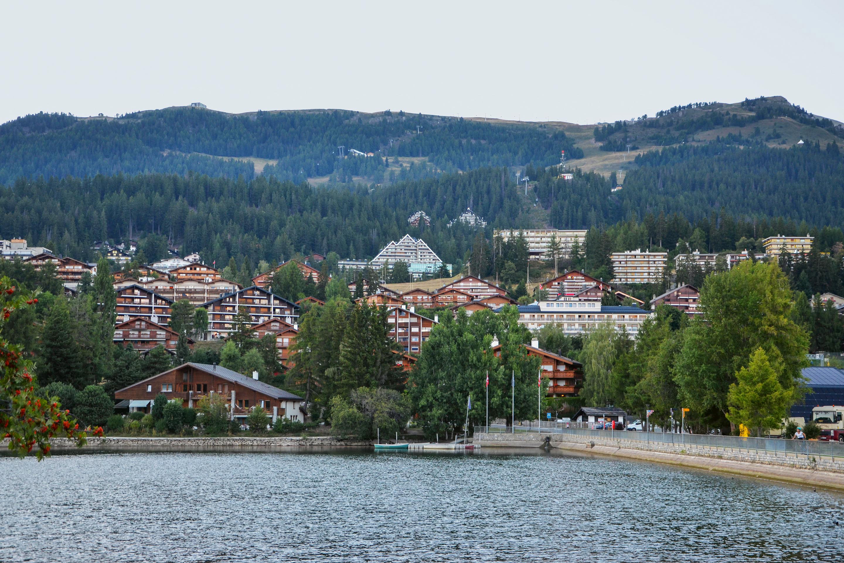 Étang de la Moubra, retenue d’eau à Crans-Montana.