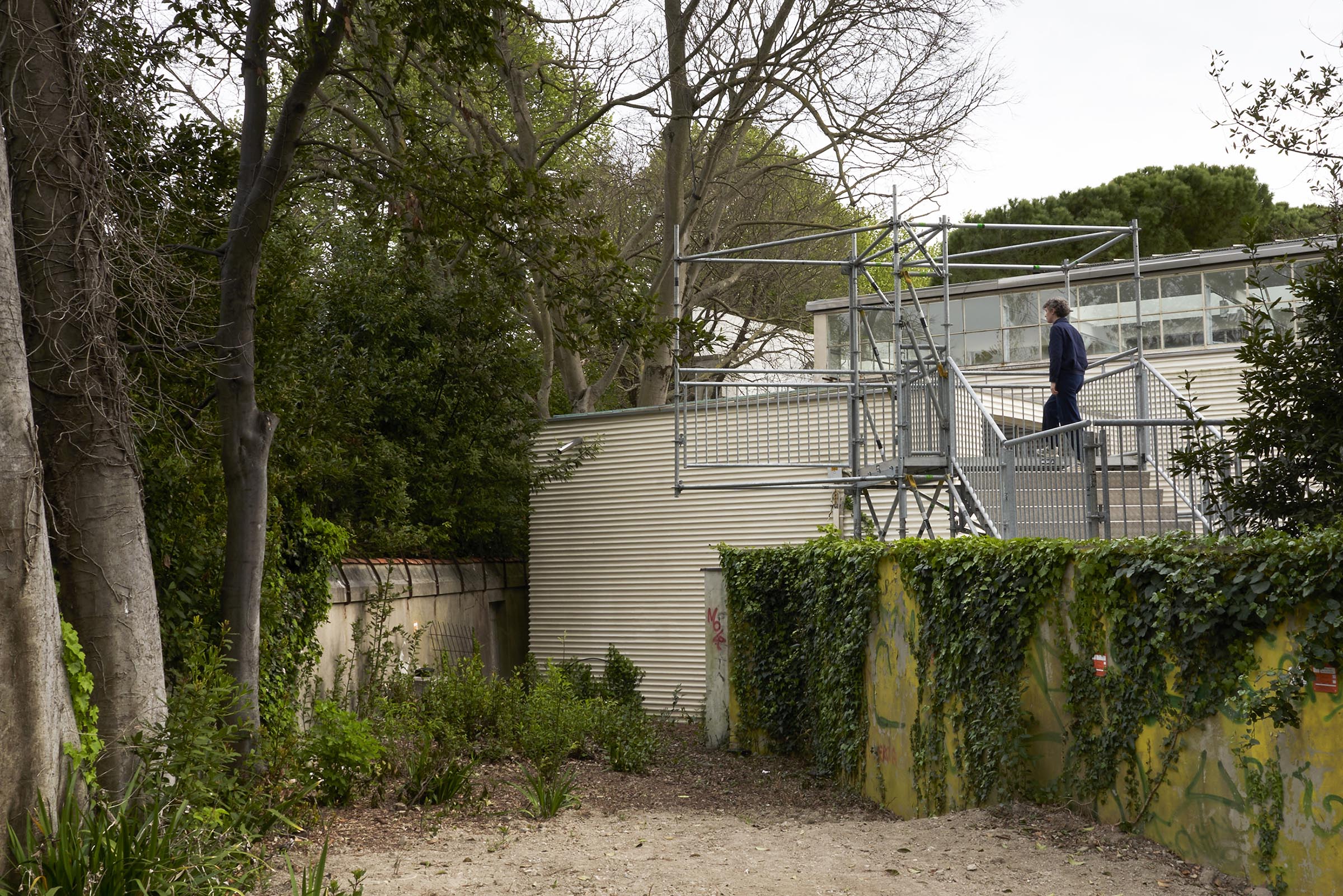 Vue de la passerelle en échafaudage incomplète, au dessus de l'enceinte des "Giardini"