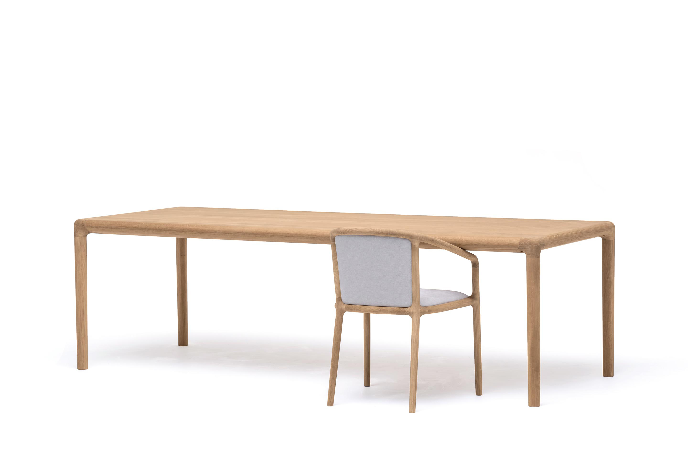 Tisch aus der «NF Collection» von Norman Foster für Karimoku. Eine Besonderheit sind die organisch ­geformten Verbindungsstellen der Eichenmöbel.
