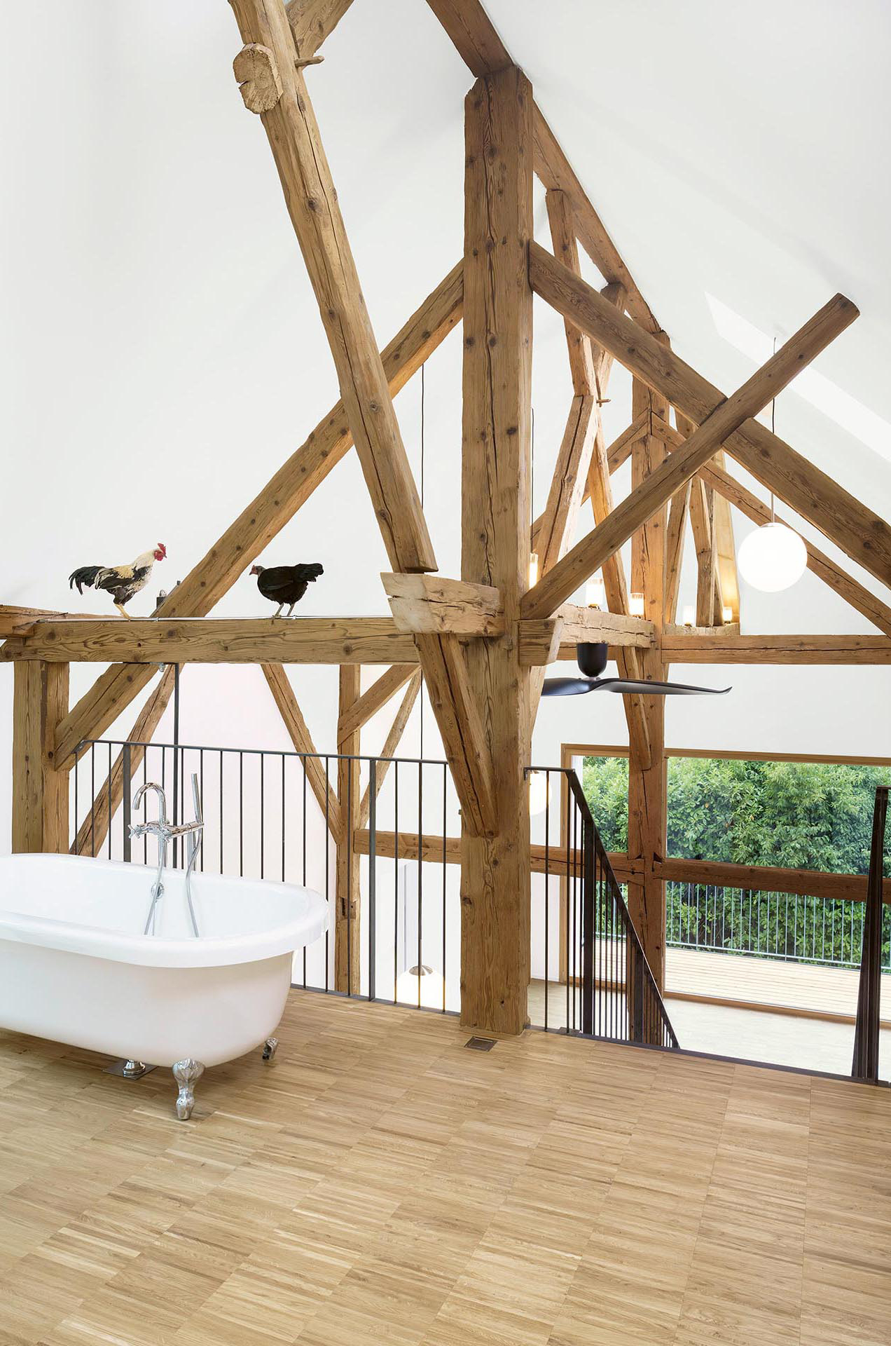 Sous le faîte, un dernier plateau seulement équipé d’une baignoire invite à contempler la charpente. Locataires pudiques s’abstenir.