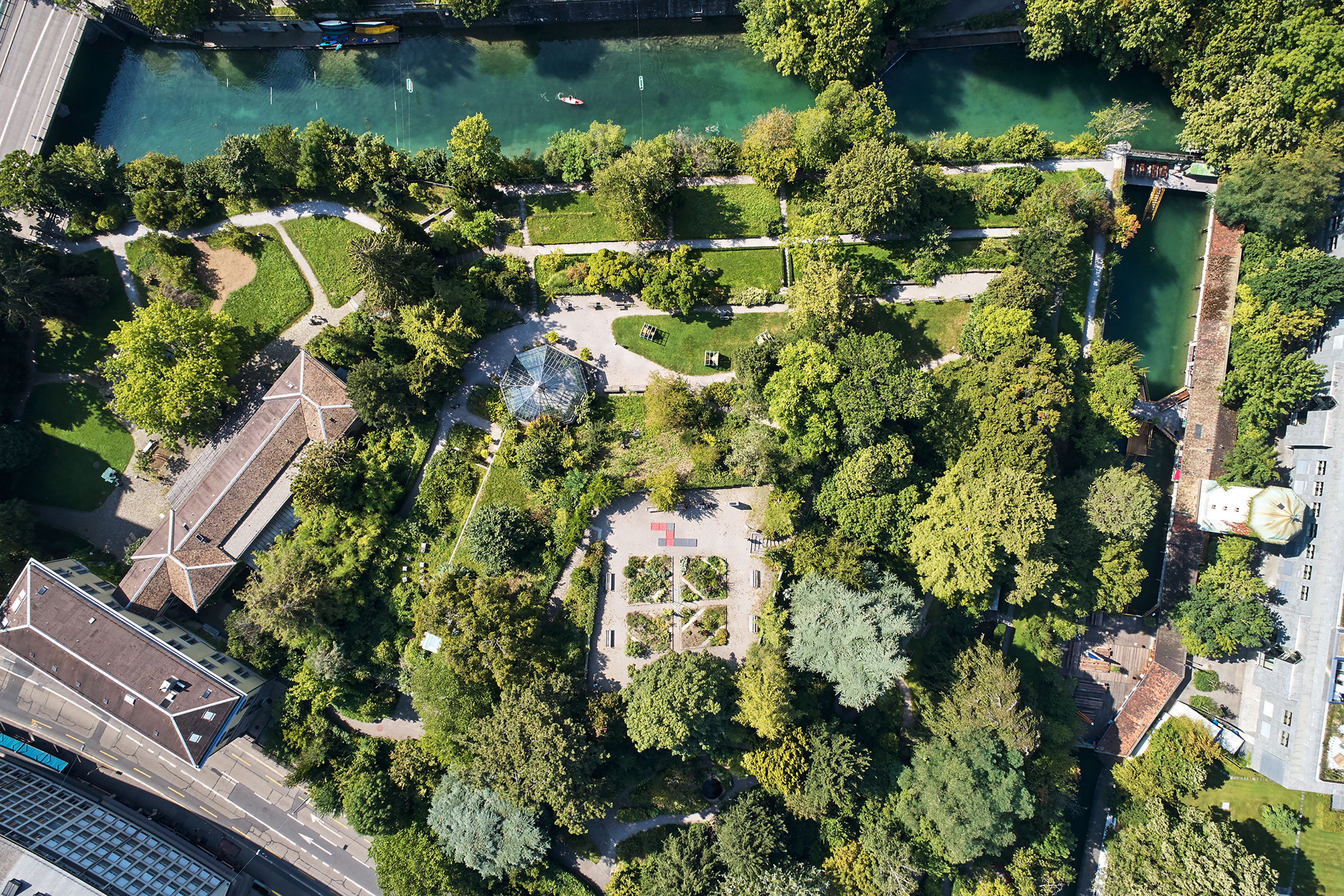 Eine Veranstaltung im Rahmen der Zurich Design Weeks war die Design Biennale Zürich. Sie fand unter dem Motto «Shift» im Alten Botanischen Garten statt.