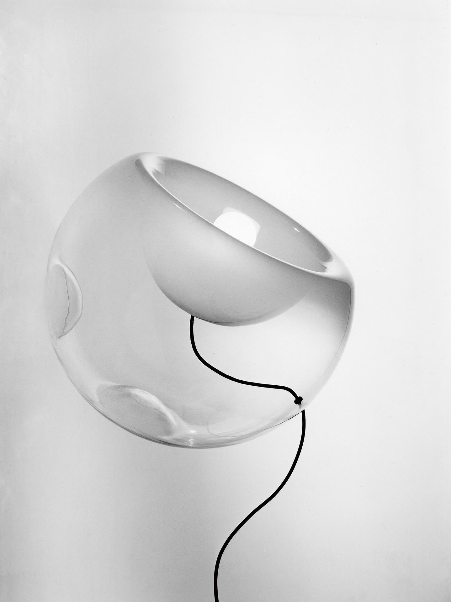 Die Tischleuchte Vacuna aus doppelwandigem, weiss  gefärbtem Muranoglas, wie sie ab 1966 vom  Leuchten­hersteller Artemide produziert wurde.