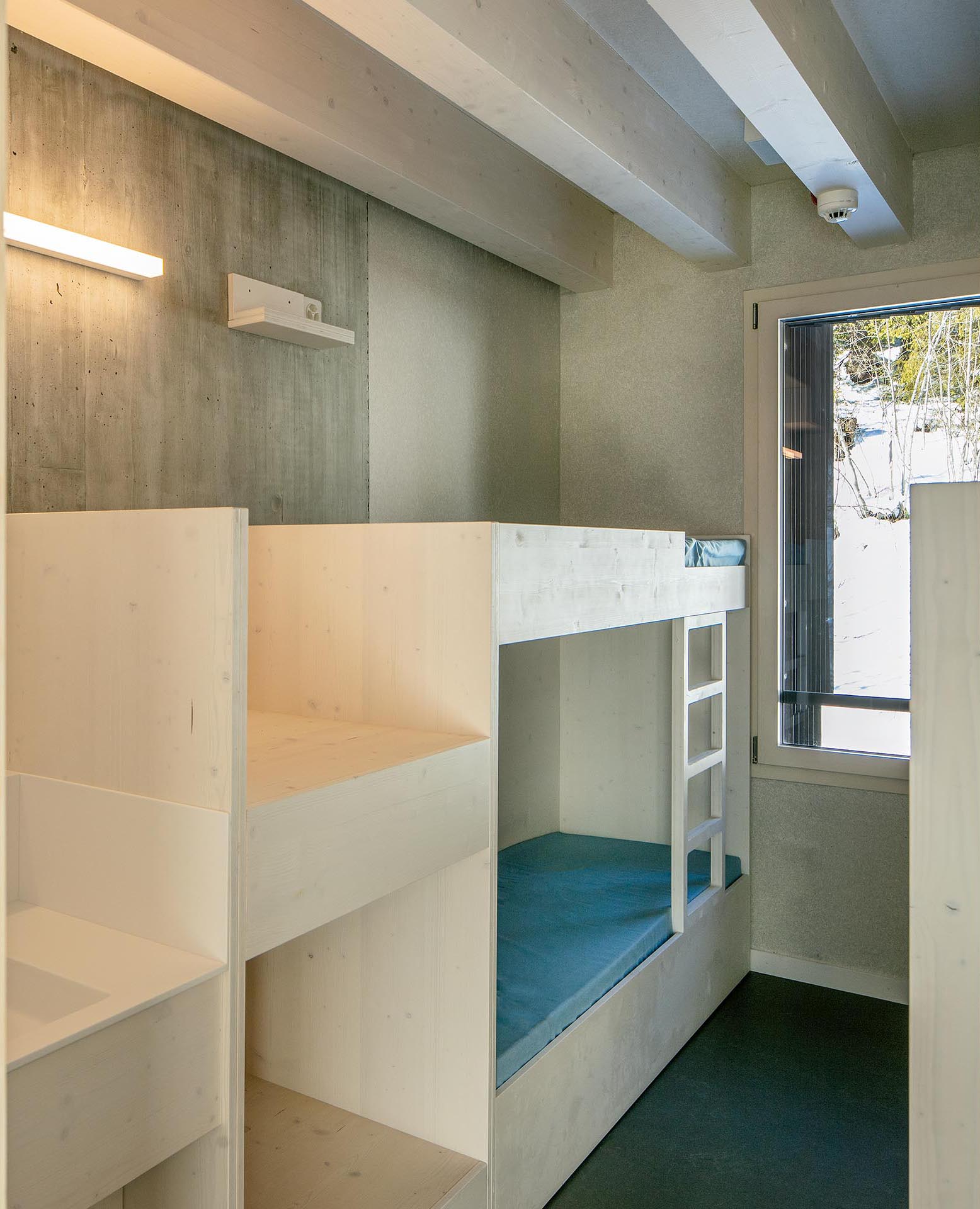 Einbaumöbel aus lasierter Tanne mit  Lavabo, Gepäckablage und Betten.