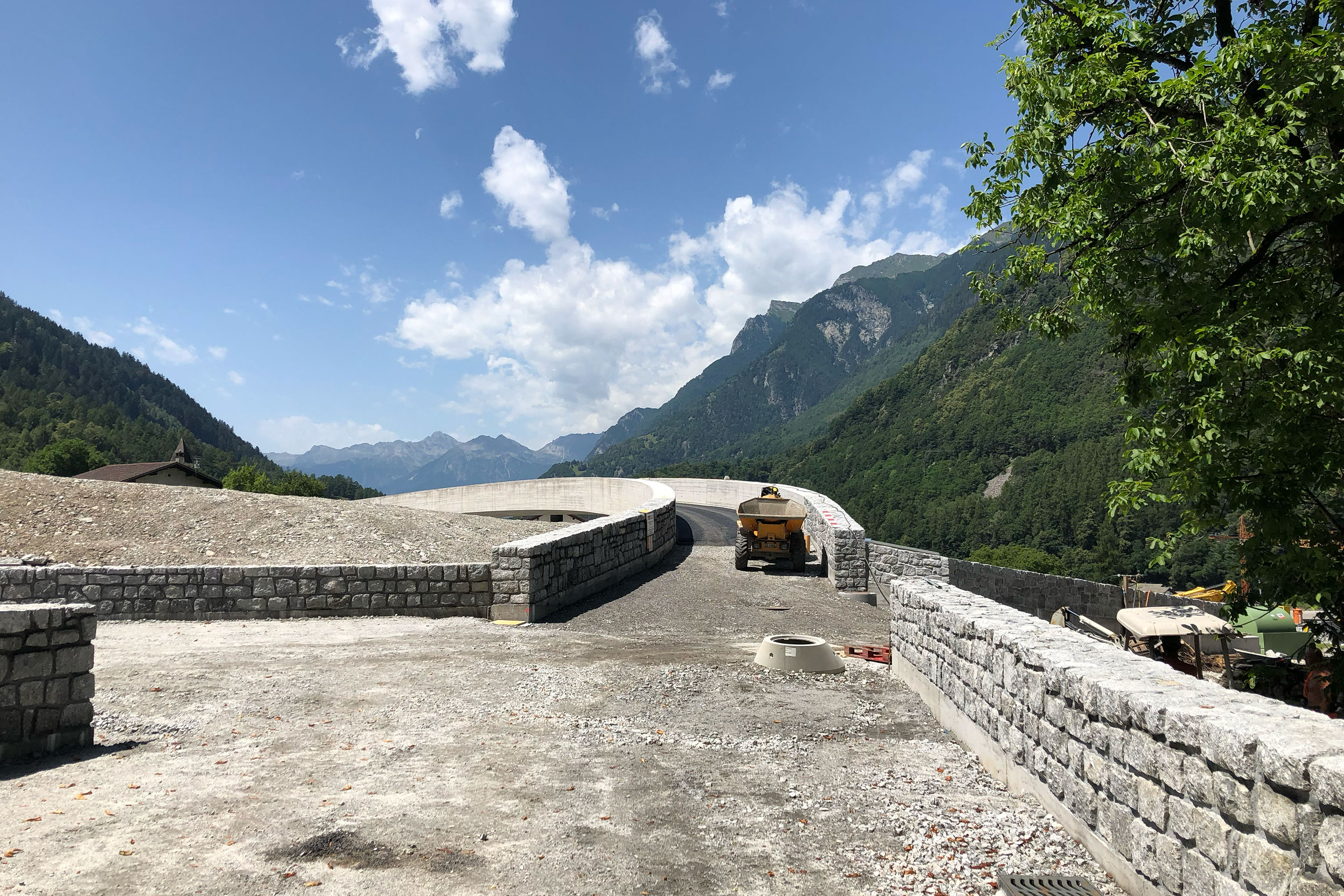Sicht von Bondo aus auf die neue Brücke Punt. Die Form als liegende Bogenbrücke erlaubt lange, flache Rampen.
