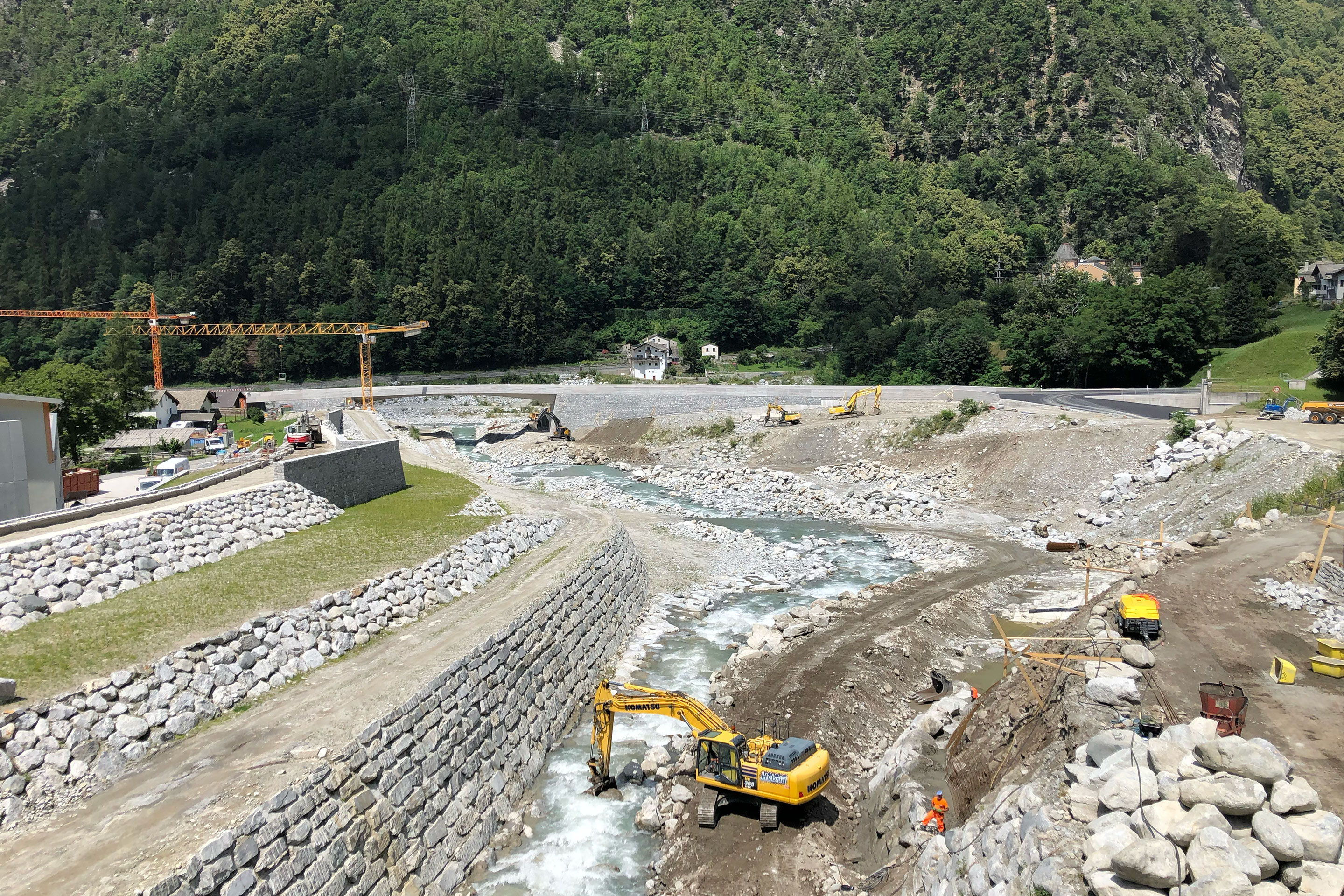 Blick auf die neue, 65 m lange Brücke über die Bondasca und das neue Rückhaltebecken.