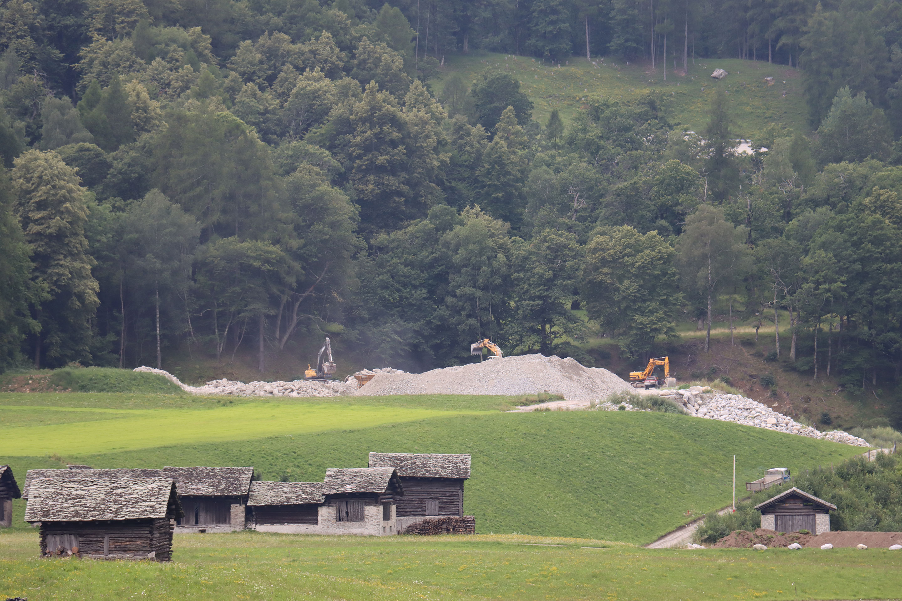 Auf der Deponie westlich von Bondo wird das Gestein des Bergsturzes gelagert und nun sukzessive für den Bau vorbereitet.