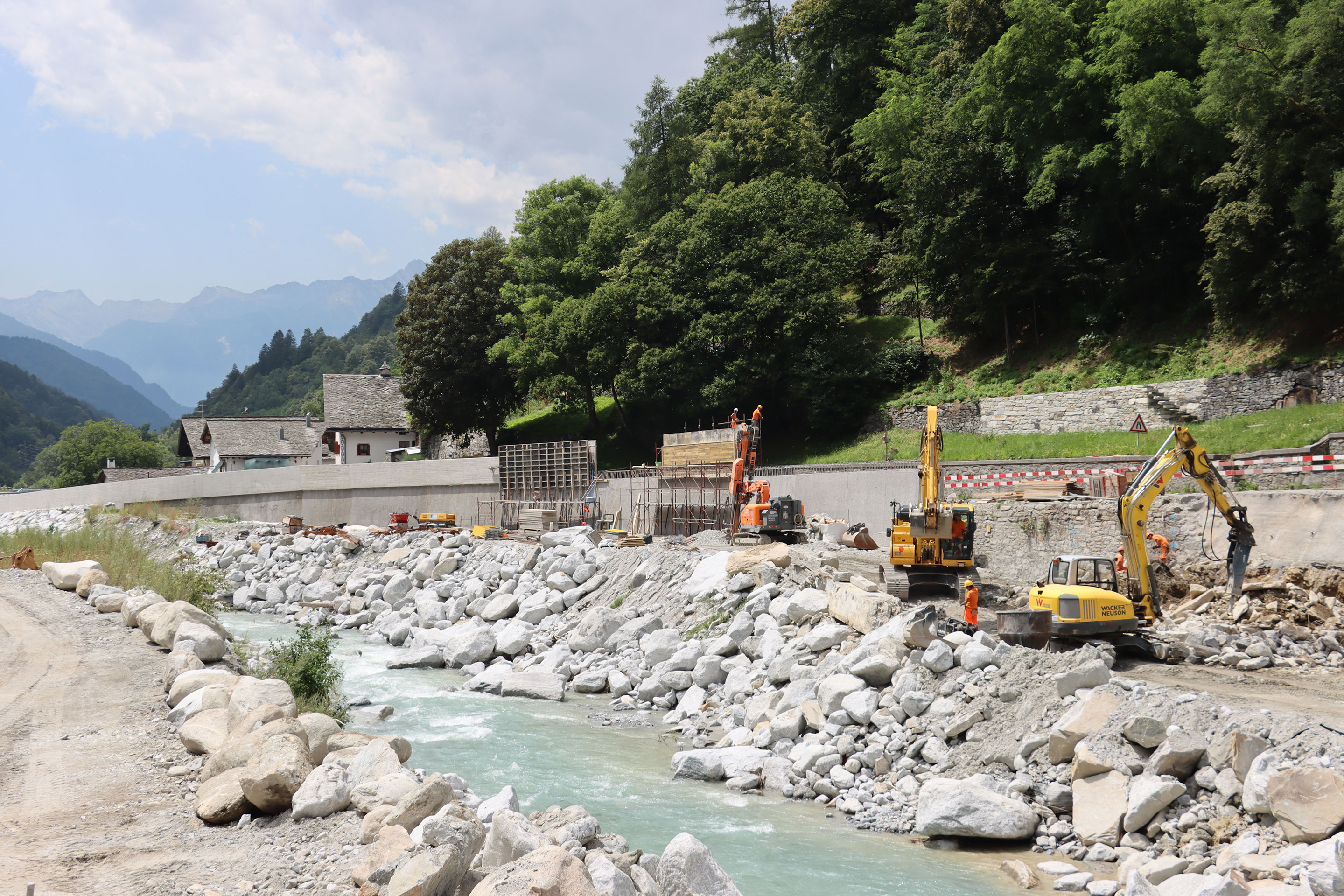 Die neue Spizarun-Brücke soll dereinst hier über den Fluss Maira führen und die beiden Ortsteile Spino und Sottoponte mit Bondo verbinden. Die höher gelegte Strasse erhält eine neue flussseitig Stützmauer, die etappenweise erstellt wird. Danach erfolgt der Bau der Spizarun-Brücke mit Anknüpfung an den Kreisel.