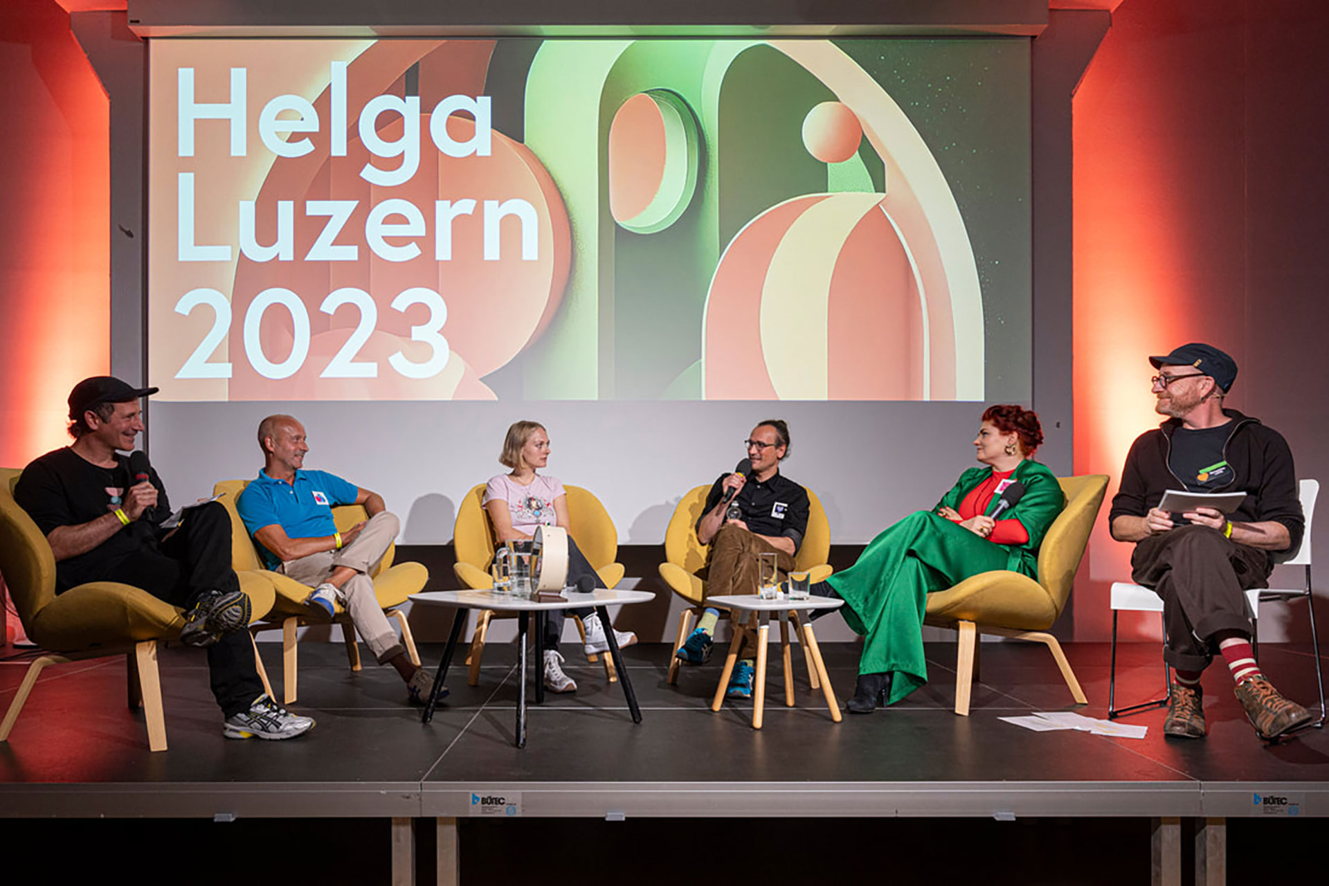 Am Podiumsgespräch diskutierten vier Personen aus der Branche über das Thema «analog und digital». Für Voten aus dem Publikum stand ein zusätzlicher Stuhl bereit. Im Bild: Florian Hauswirth, Jean-Louis Vidière, Jeanne Fischbacher, Christian Rohner, Barbara Mutzbauer und Moderator Michael Hollstein.
