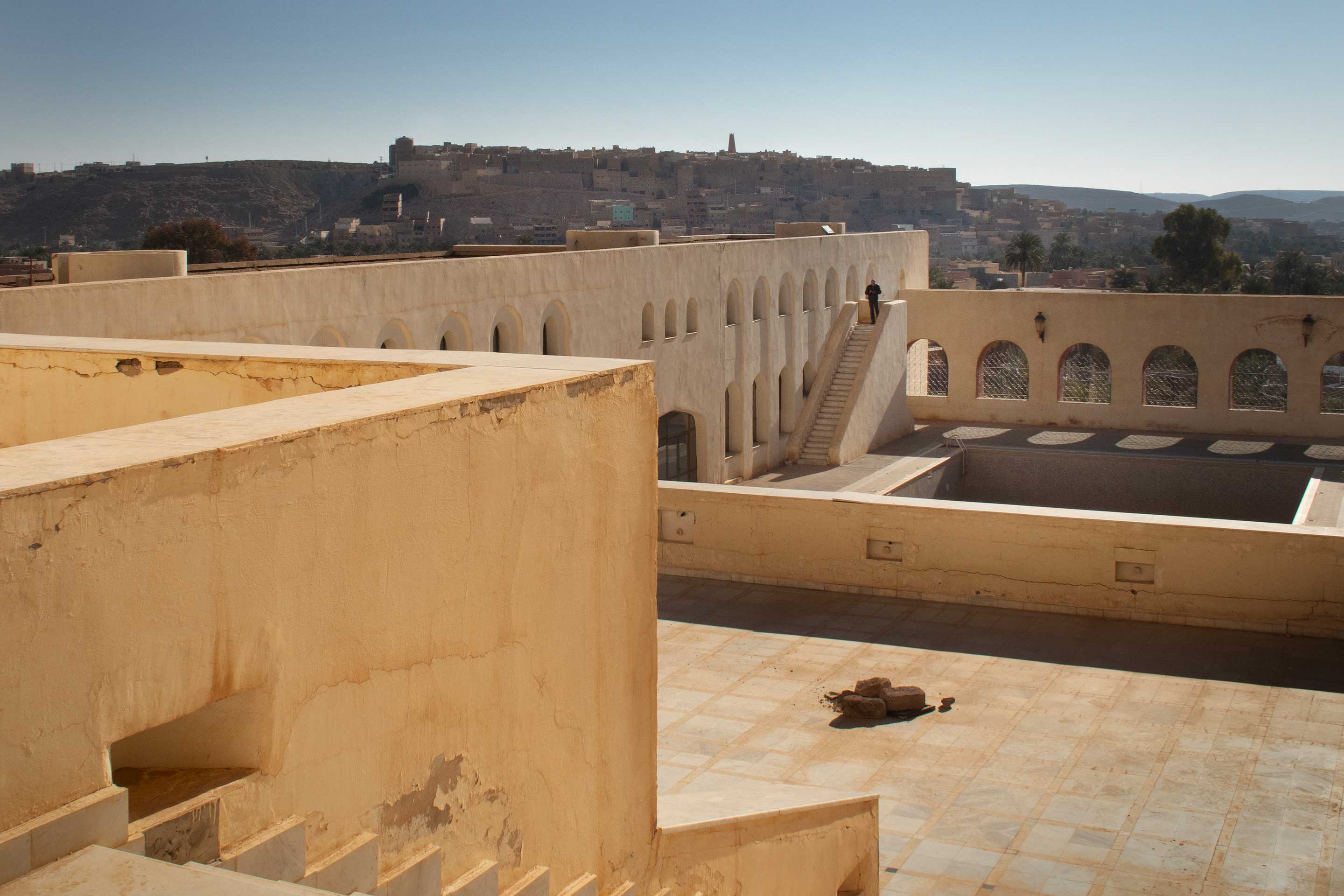 Pierre Frey explorant Les Rostémides de Fernand Pouillon, Ghardaïa, 2018 (Daphné Bengoa)