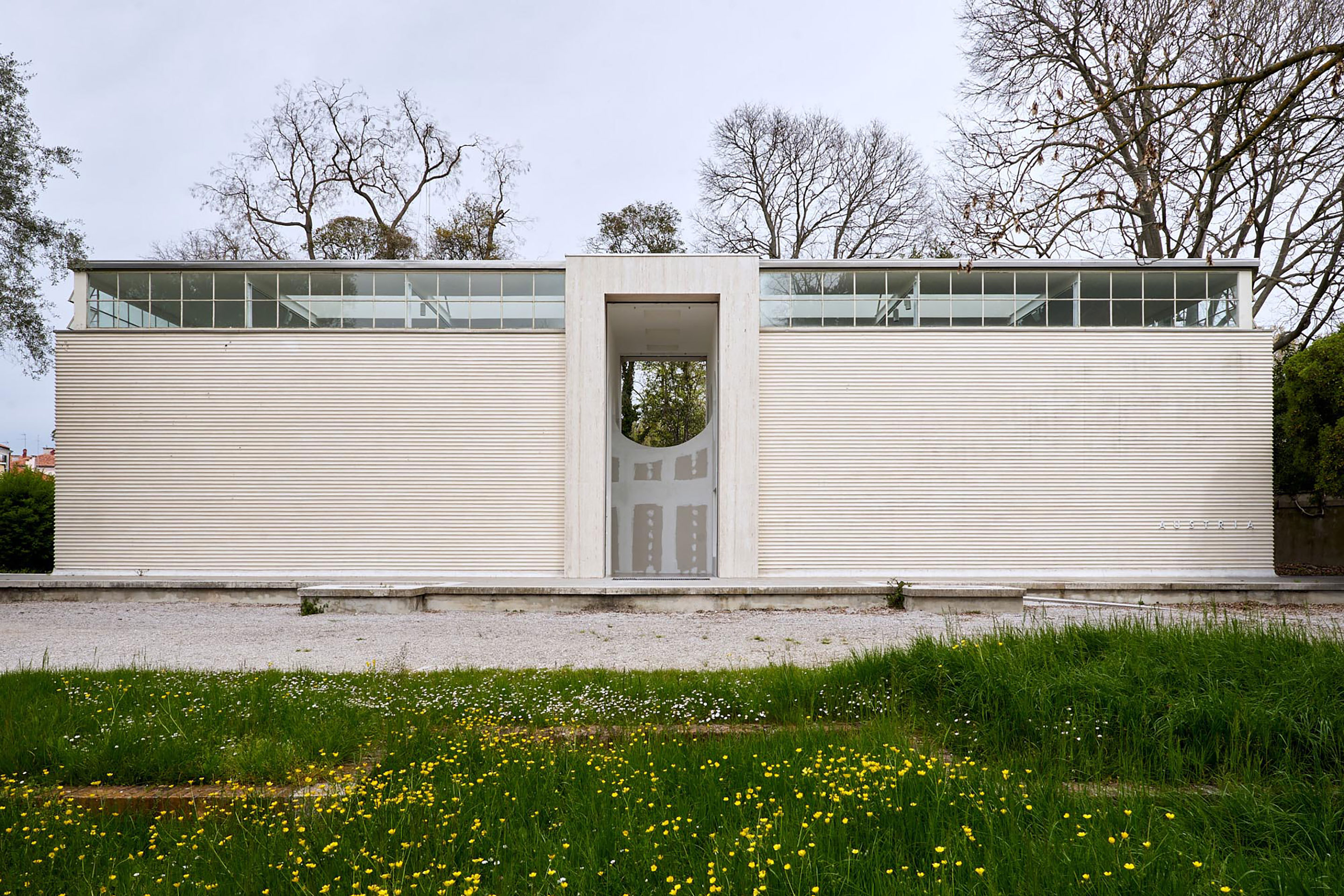 Der österreichische Pavillon (Josef Hoffman, 1934) ist durch eine Mauer in der Mitte in zwei getrennte Bereiche geteilt.