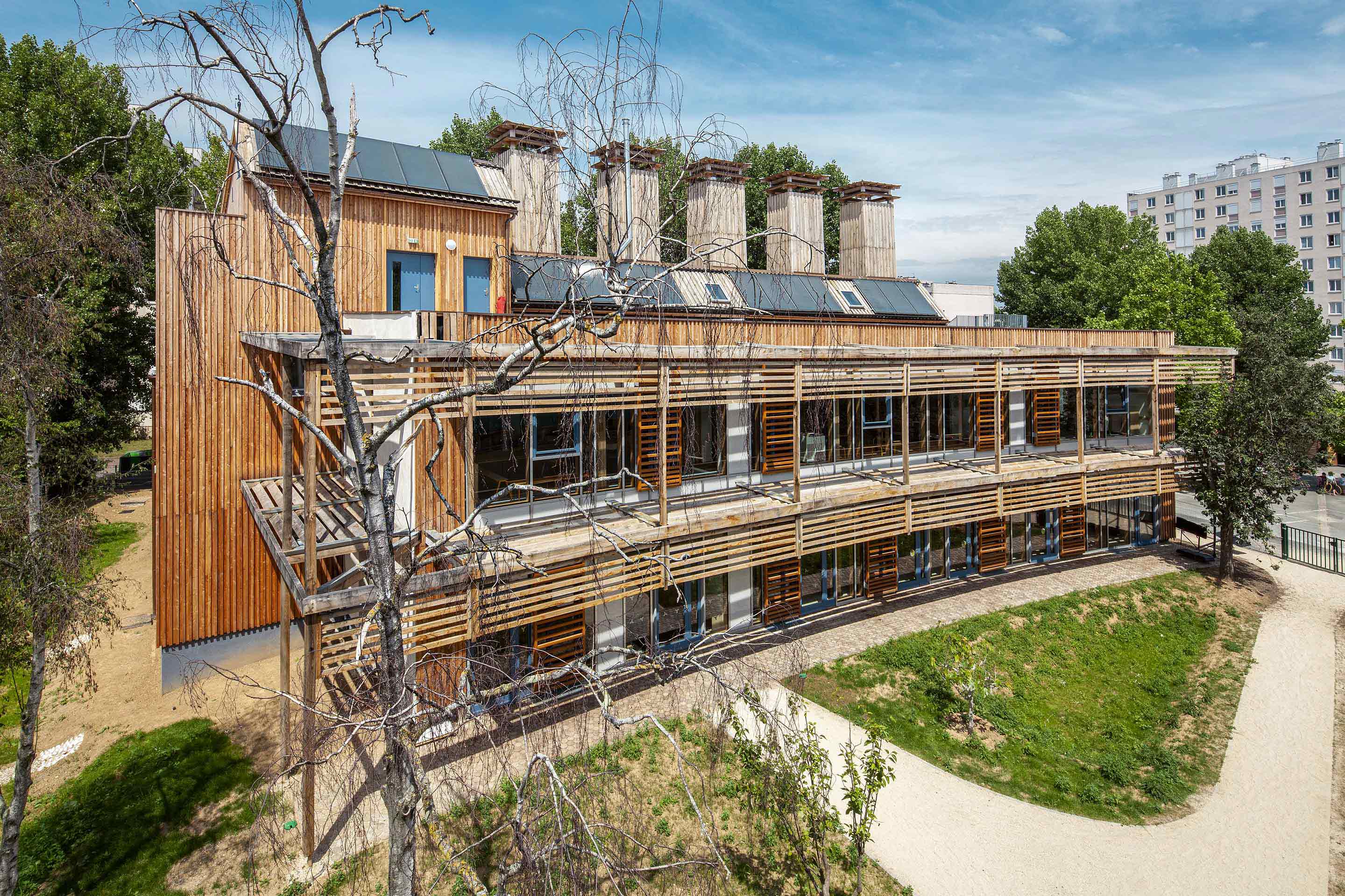 Centre de loisirs Jacques Chirac à Rosny-sous-Bois (F), réalisé en bois massif et en grandes bottes de paille porteuses, par Emmanuel Pezrès, Charlotte Picard (architectes), Yannig Robert (ingénieur bois) et l’équipe d’Architecture régénérative de la Mairie de Rosny, 2019-2020.