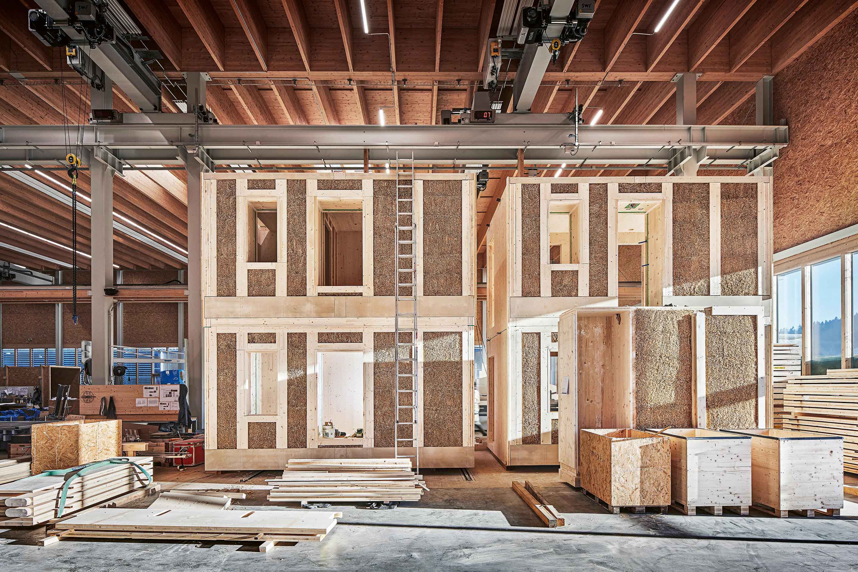Ensemble d’habitations réalisé en ossature bois et paille de remplissage (petites bottes) à Nänikon/Uster (ZH) par l’Atelier Schmidt, 2019-2020.
