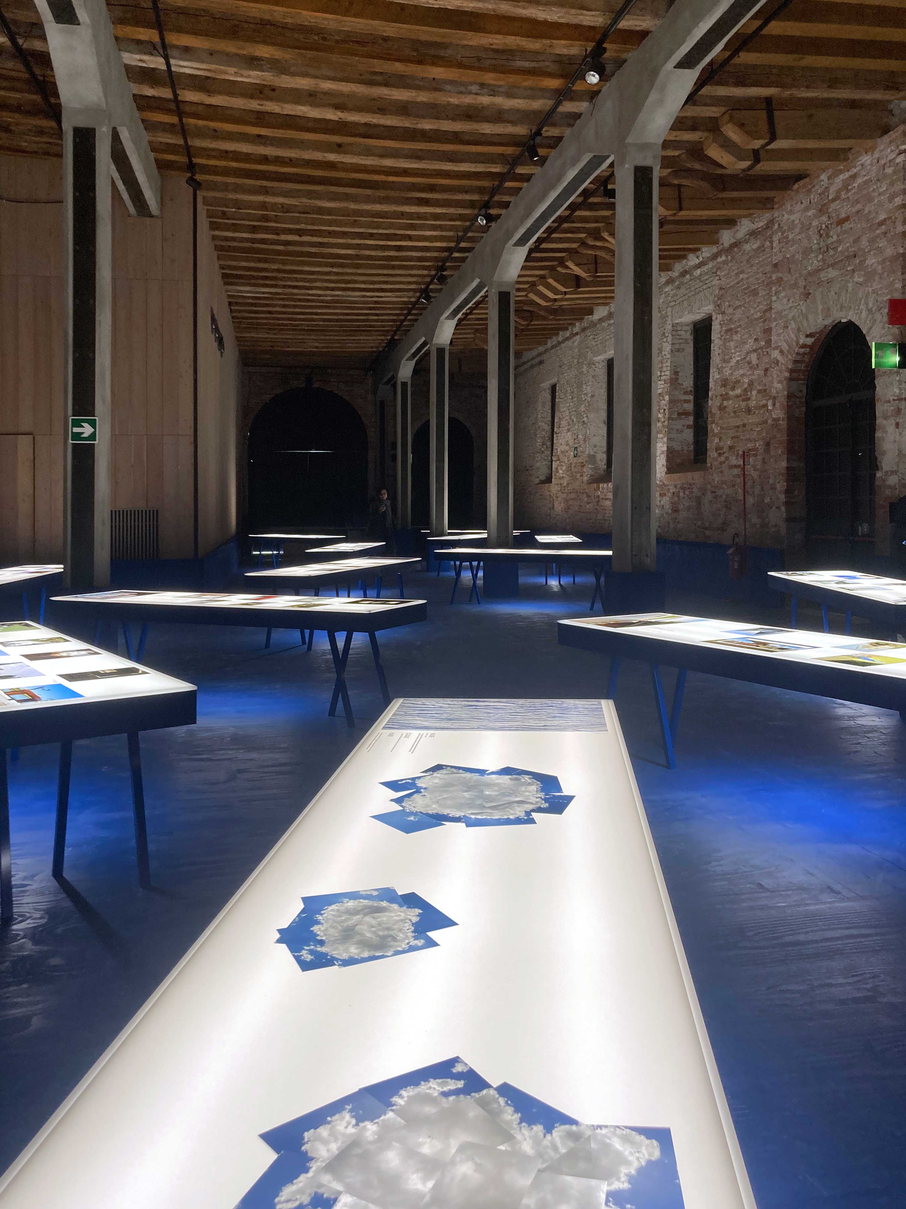 Il padiglione dell’Argentina: “El futuro del Agua” con un’installazione quasi galleggiante nel blu.