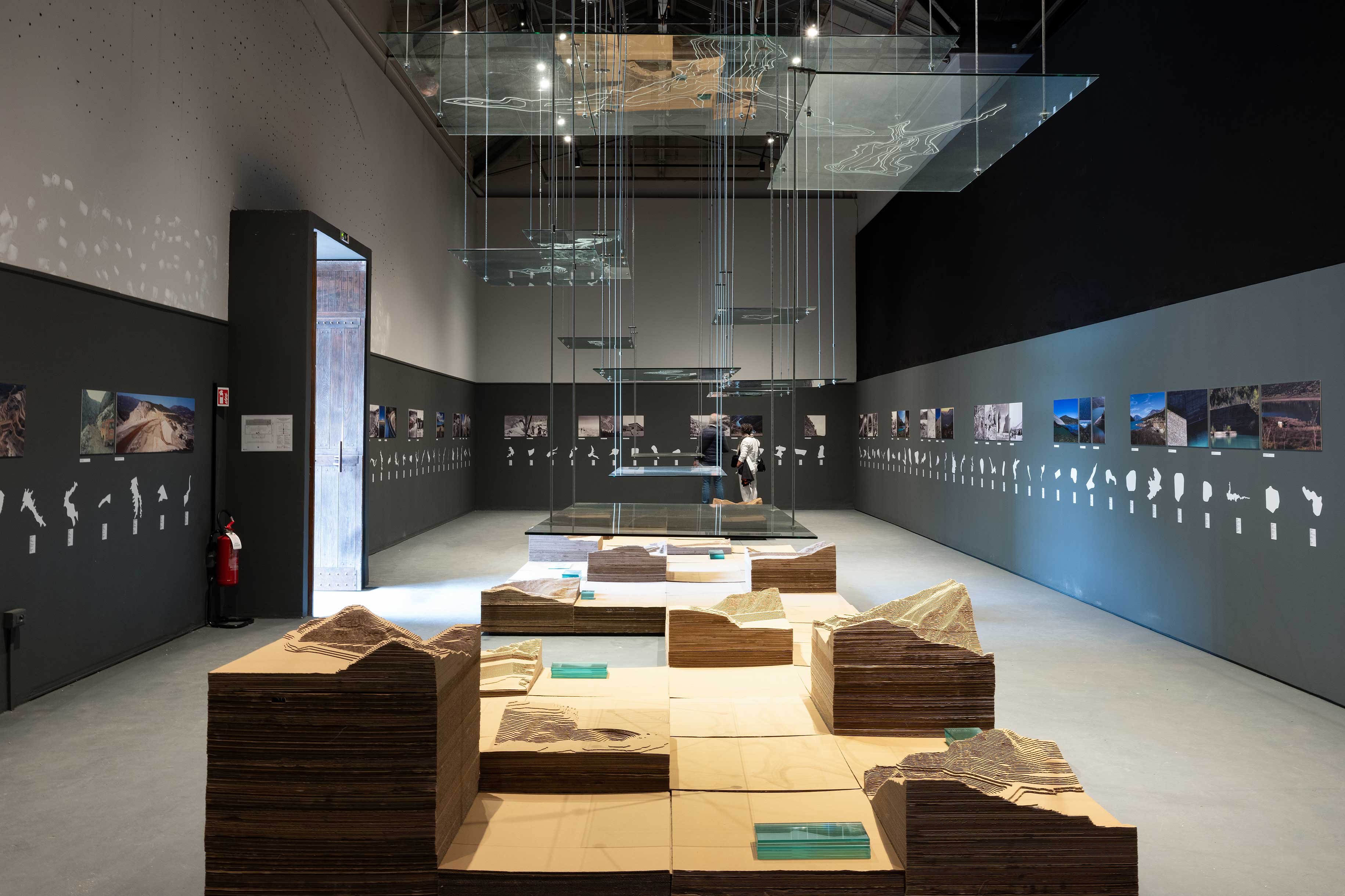 “Body of water”, la mostra sui bacini d’acqua artificiali nel padiglione della Grecia