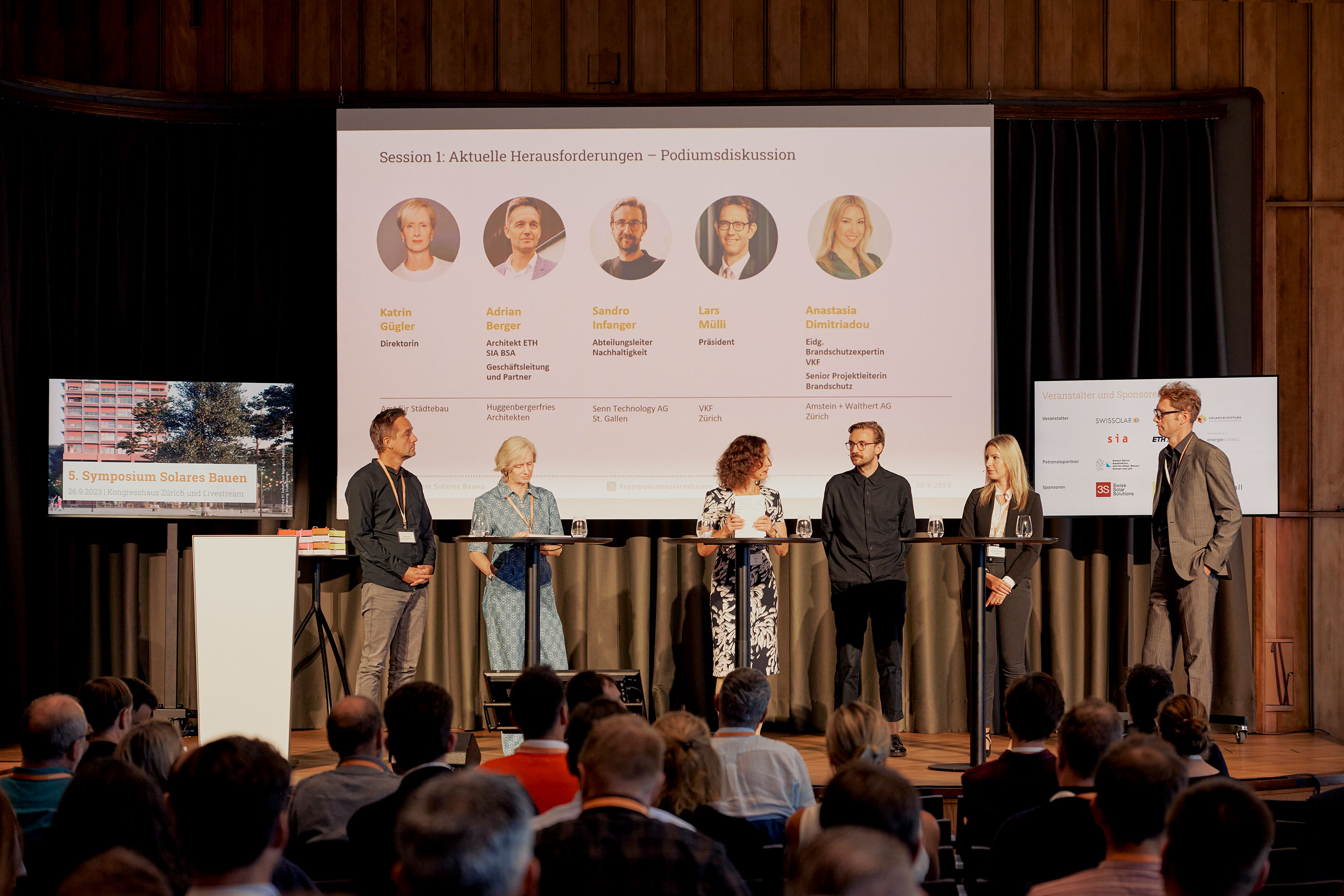 Auch für kleine Investoren soll es möglich sein, sich an der Energiewende beteiligen zu können. Auf dem Podium von links nach rechts: Adrian Berger, Kathrin Gügler, Judit Solt, Sandro Infanger, Anastasia Dimitriadou, Lars Mülli.