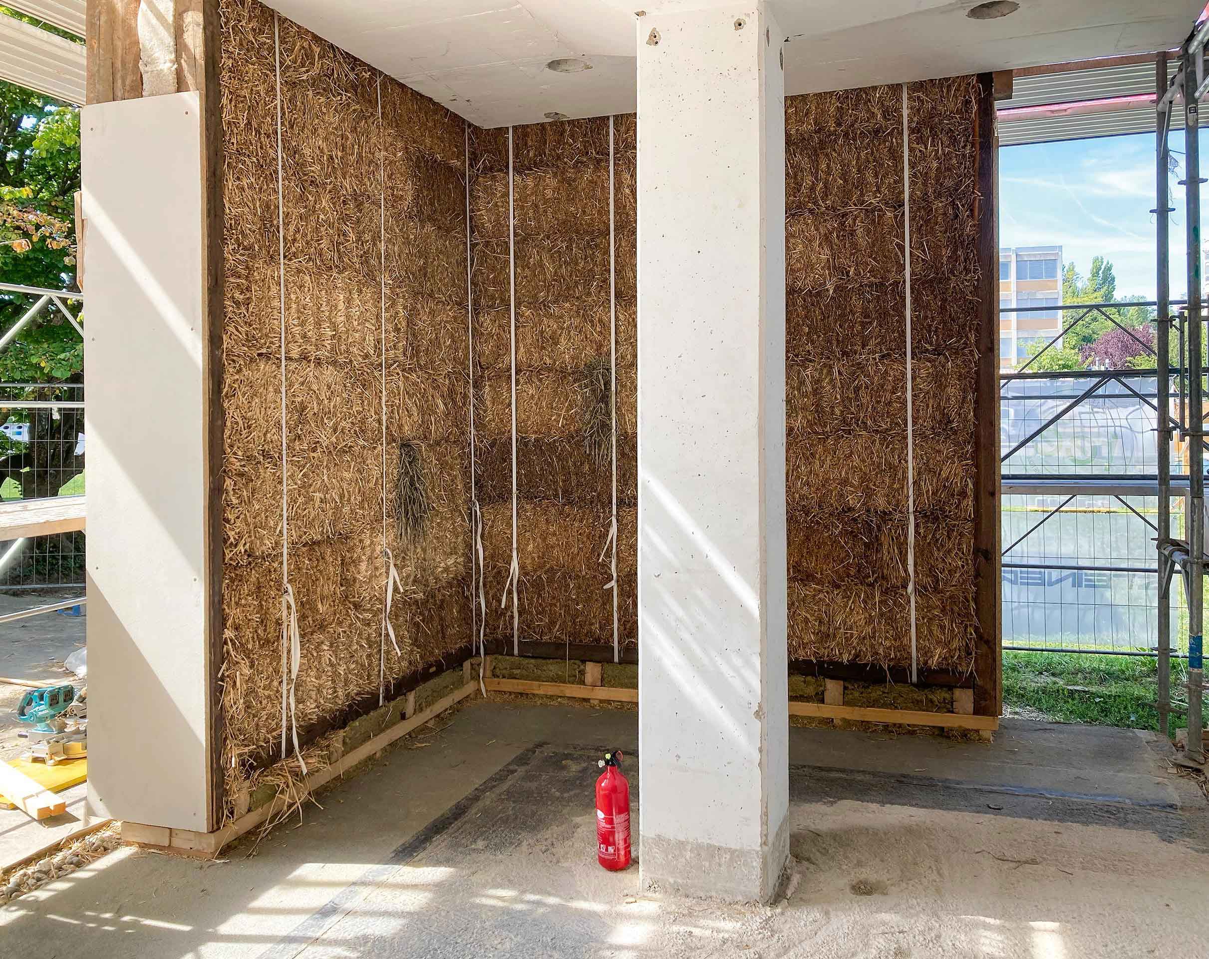 Mur réalisé avec la technique Nebraska: après compression des petites bottes, les sangles seront noyées dans les crépis intérieurs et extérieurs.