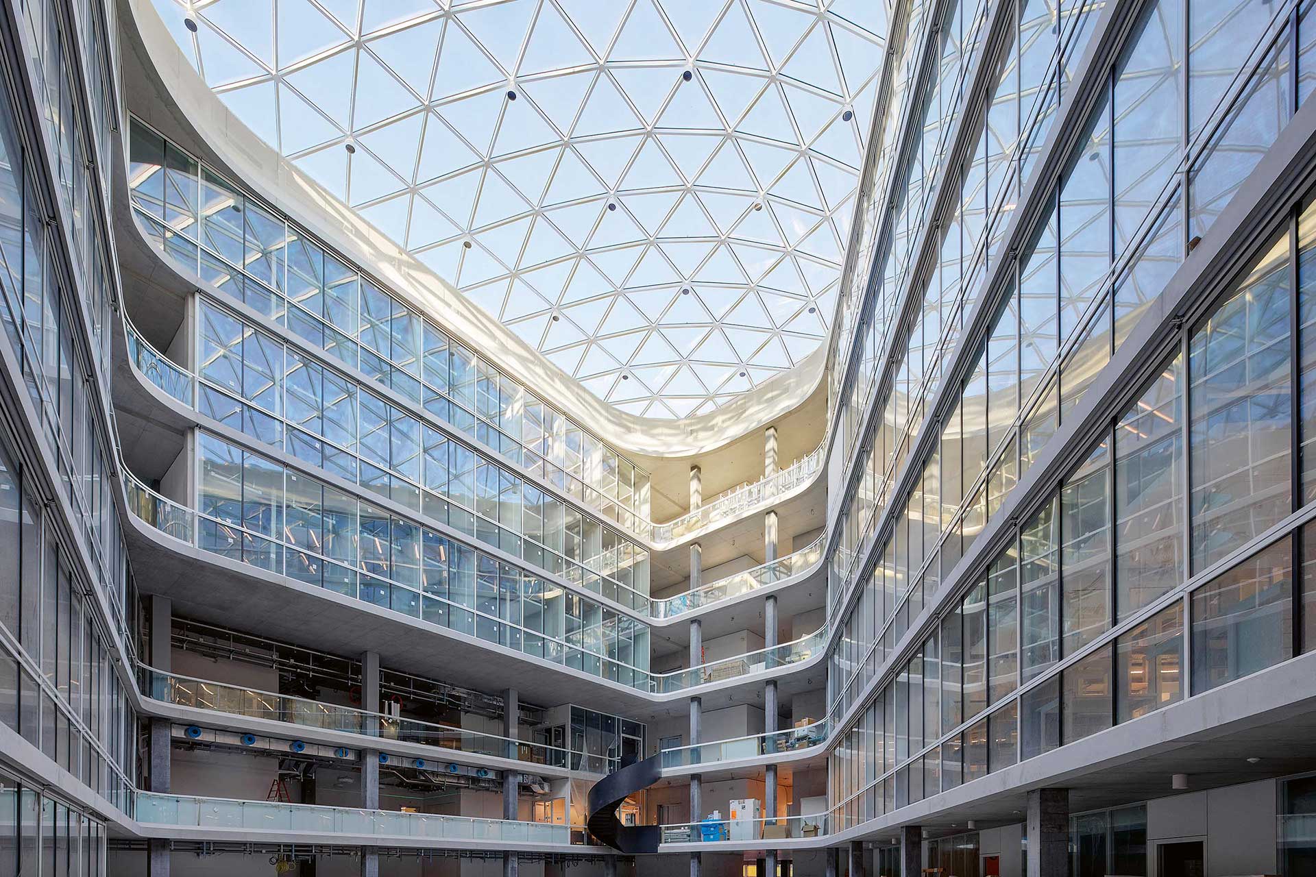 Das Atrium des BSS-Gebäudes der ETH in Basel. Der sechsstöckige Bau wird oben von einem Stahl-Glasdach abgeschlossen.