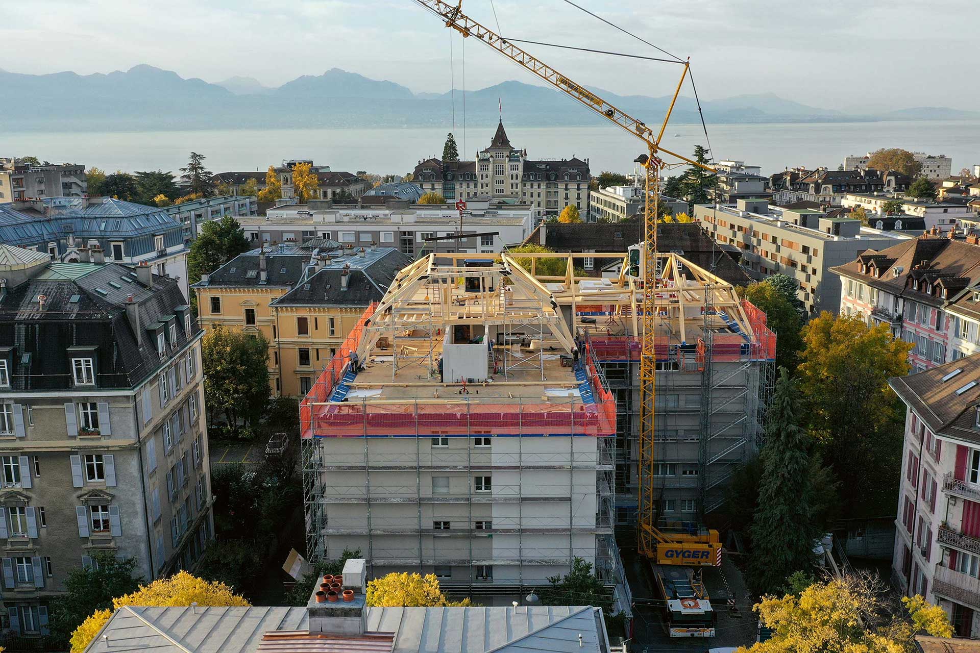 Chantier de la surélévation. Sis dans l’un des quartiers les plus prisés de Lausanne, ces dix nouveaux appartements possèdent toutefois des loyers (en marché libre) qui ne dépassent pas ceux des standards d’une coopérative.