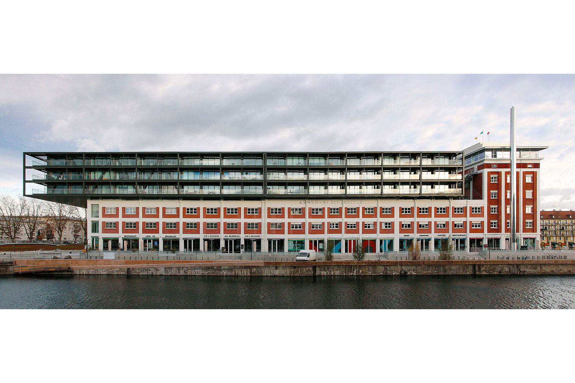 Deux surélévations sur des édifices classés au titre des Monuments Historiques, deux stratégies opposées. Les Docks, ancienne armurerie (1932), surélevée par Heinz &amp; Kehr Architectes, 2014 (Philippe Ruault).