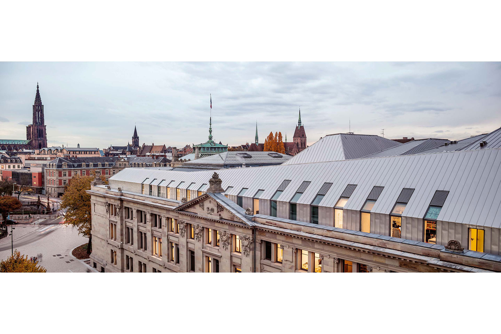 Deux surélévations sur des édifices classés au titre des Monuments Historiques, deux stratégies opposées. Surélévation du palais de justice de Strasbourg, par Garcès / de Seta / Bonet architectes, 2012-2017.