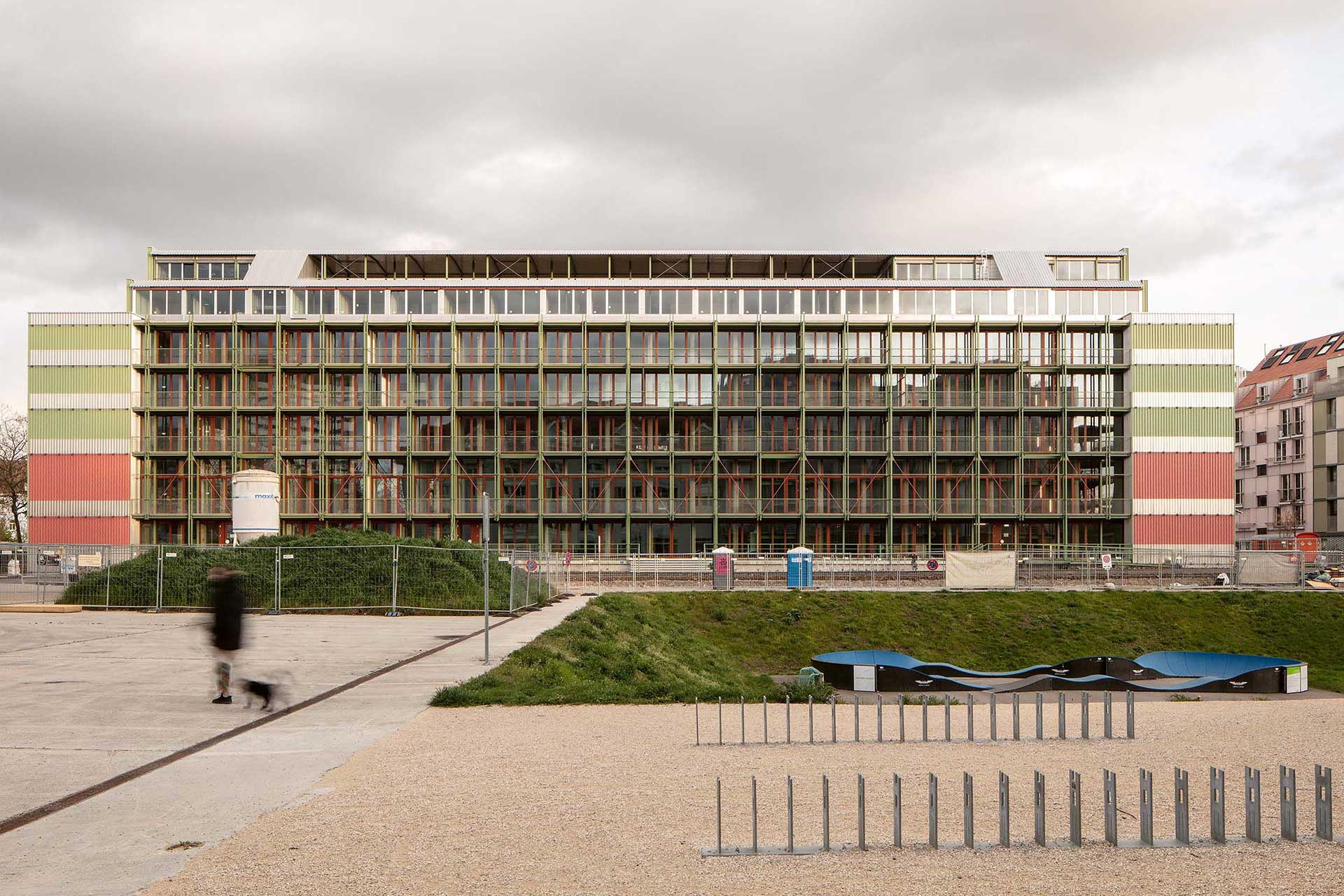 Transformation et surélévation de l’ancien dépôt de vin (Weinlager) Coop de Lysbüchel à Bâle par Esch Sintzel pour la fondation Habitat. L’opération livre 64 appartements de 1.5 à 7.5 pièces, des espaces communs et une terrasse en attique, ainsi qu’un café et des espaces de travail.