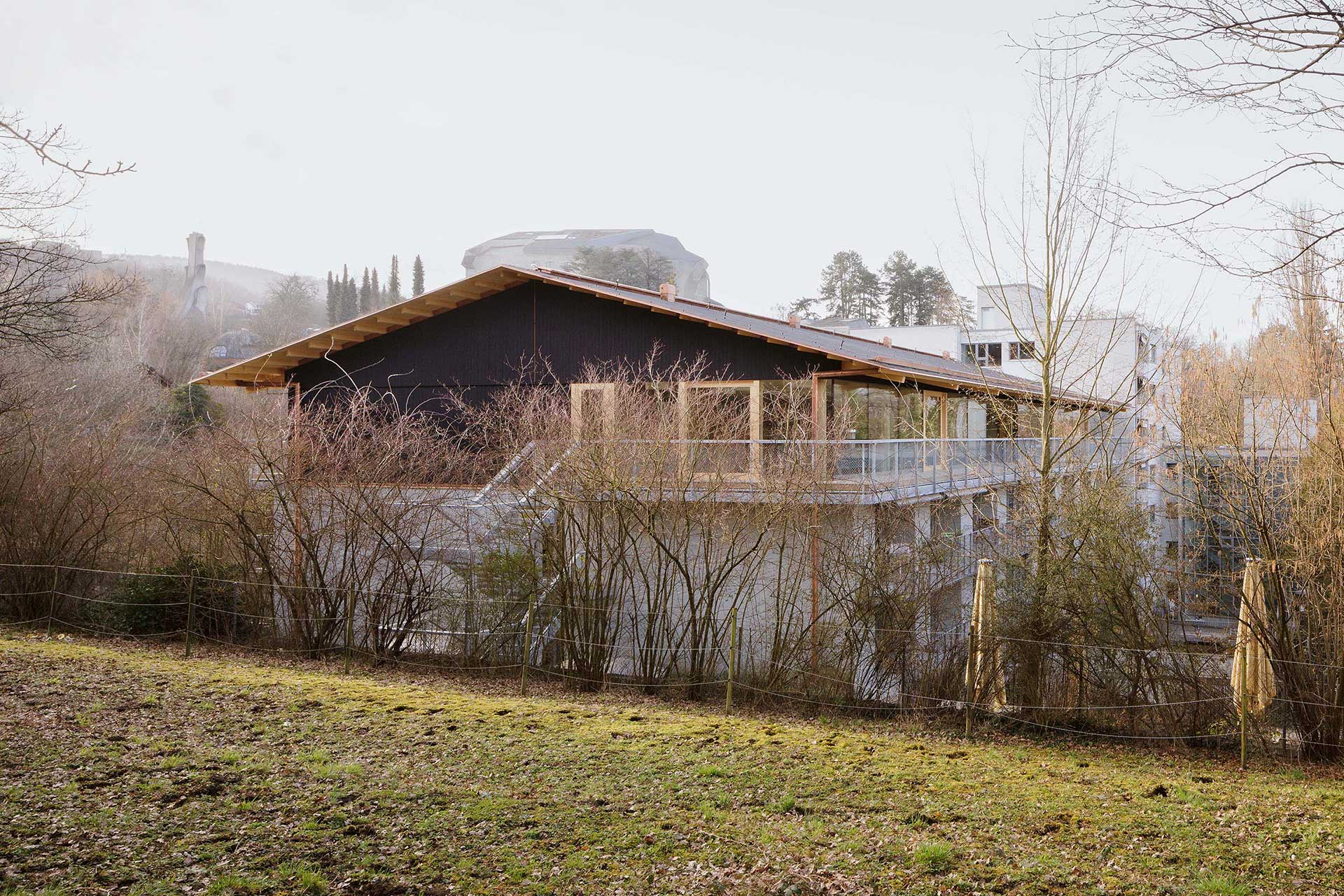 Pour la fondation Obesunne Arlesheim, Kunz und Mösch Architekten surélèvent un immeuble et le dotent en 2021 de 8 appartements protégés pour personnes âgées, qui peuvent être vécus comme une sorte de colocation, avec une grande pièce de jour commune.