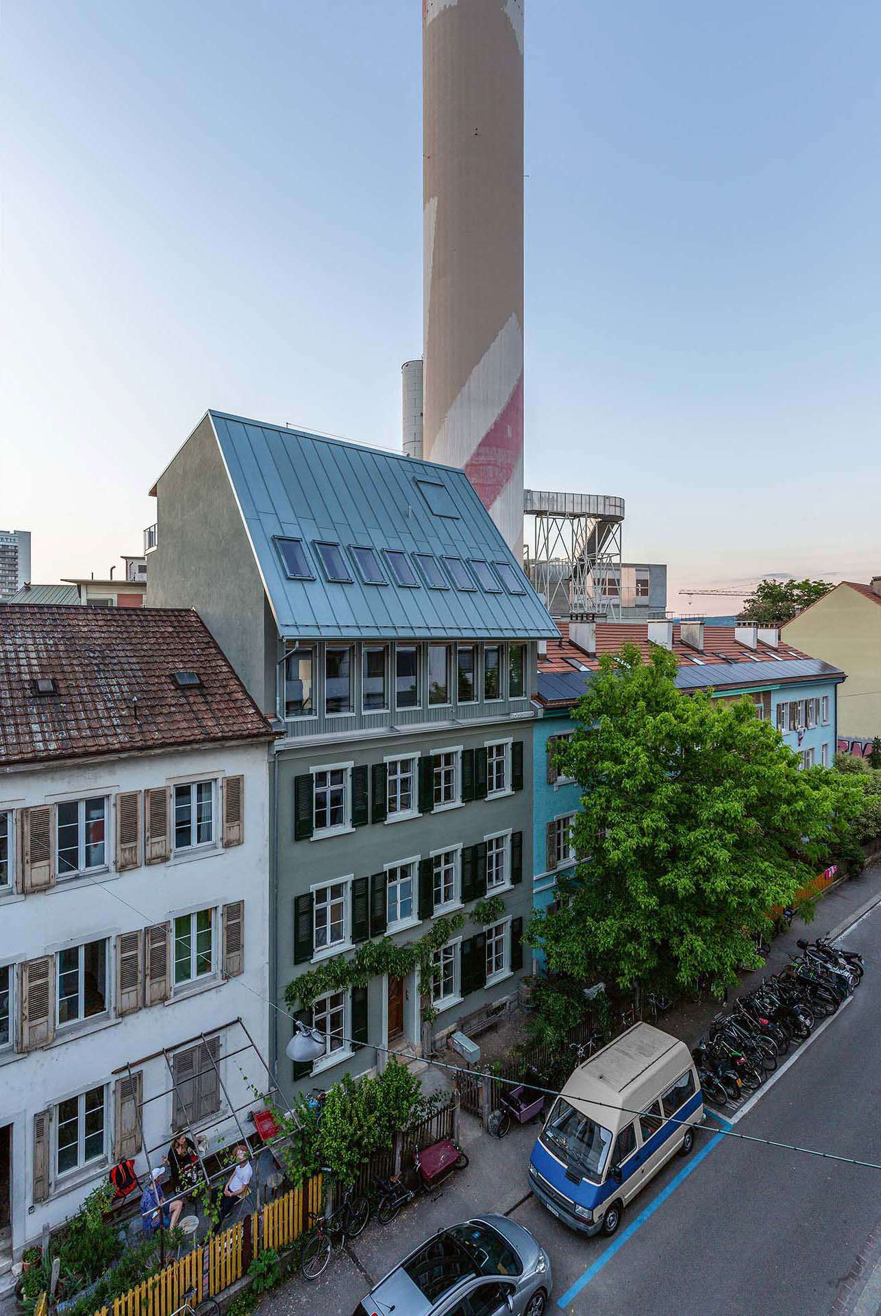 Malgré la double contrainte règlementaire (de la zone et des pentes de toiture), Atlas Architektur réalise cette surélévation dans la vieille ville de Bâle sous forme d’une grande toiture habitée.