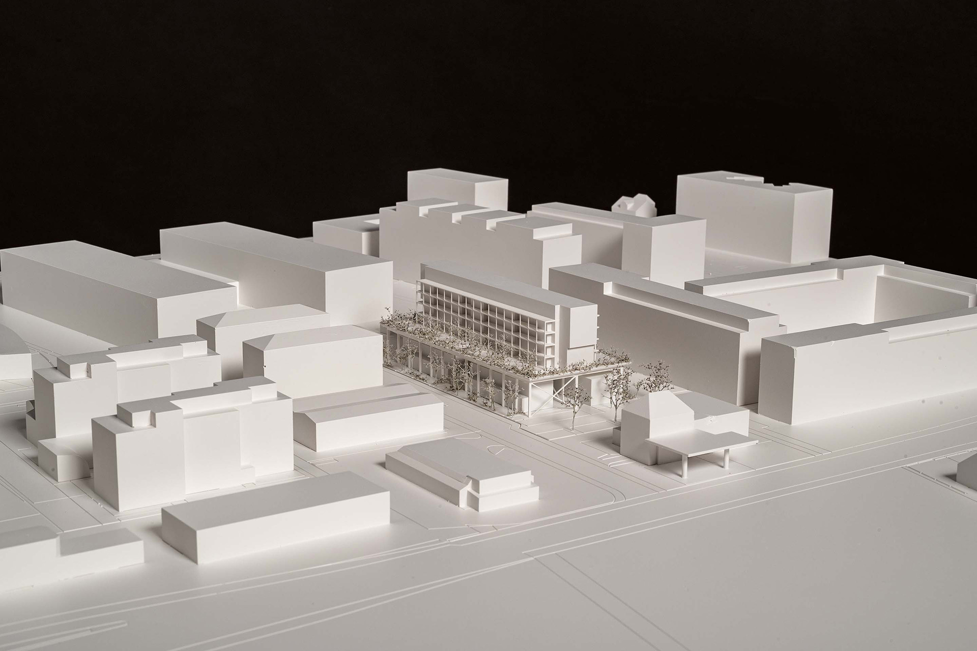 Projet de réaffectation d‘une halle industrielle en lotissement résidentiel à Schlieren (ZH), avec surélévation de cinq étages résidentiels en bois sur la halle, concours 1er prix 2022, en planification.