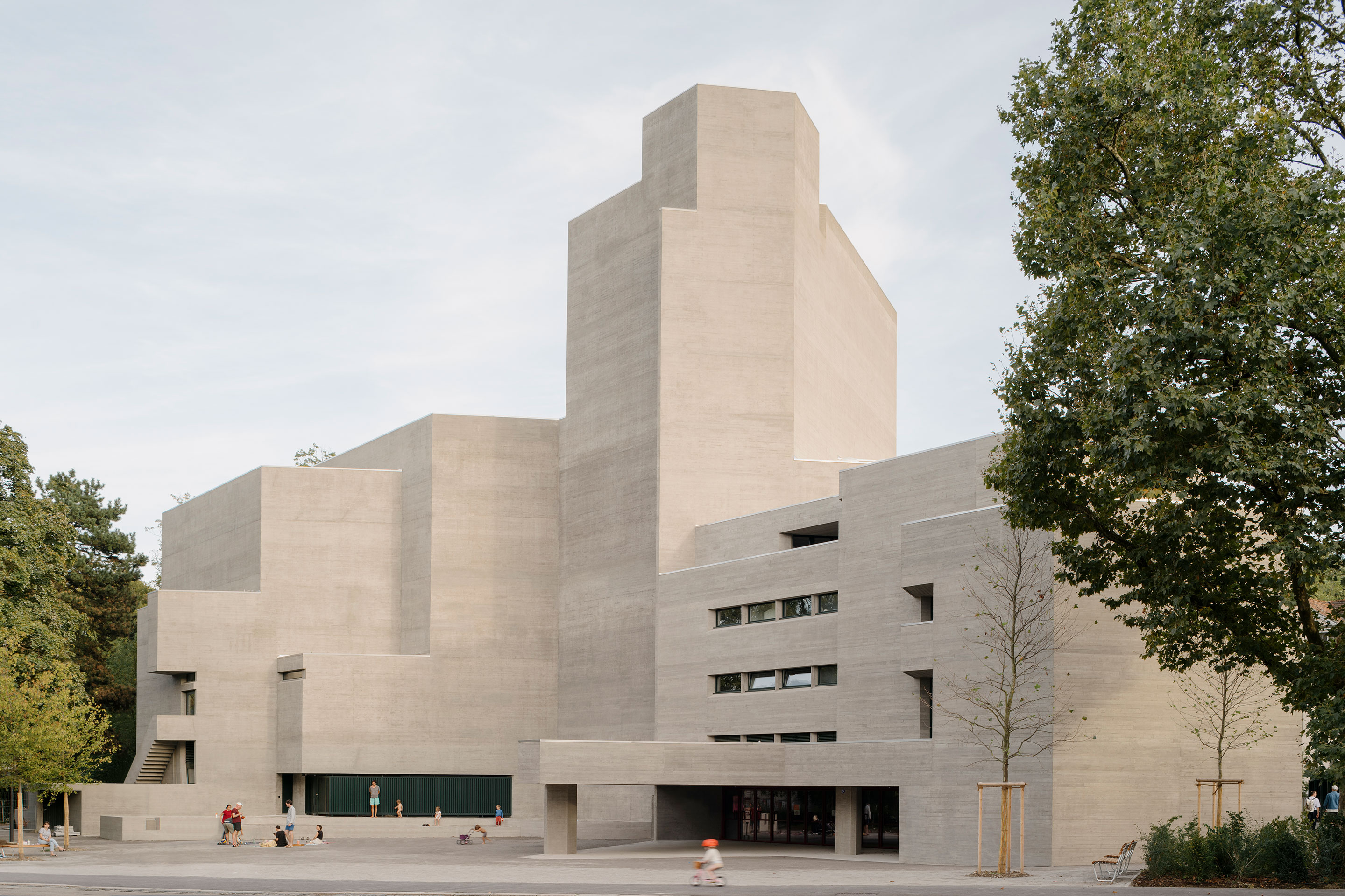 Das Theater heute mit der Erweiterung. Der Eingangsbereich entspricht nun Paillards ursprünglichem Entwurf. Die Sichtbetonfassaden von Neu- und Altbau unterscheiden sich optisch nicht.