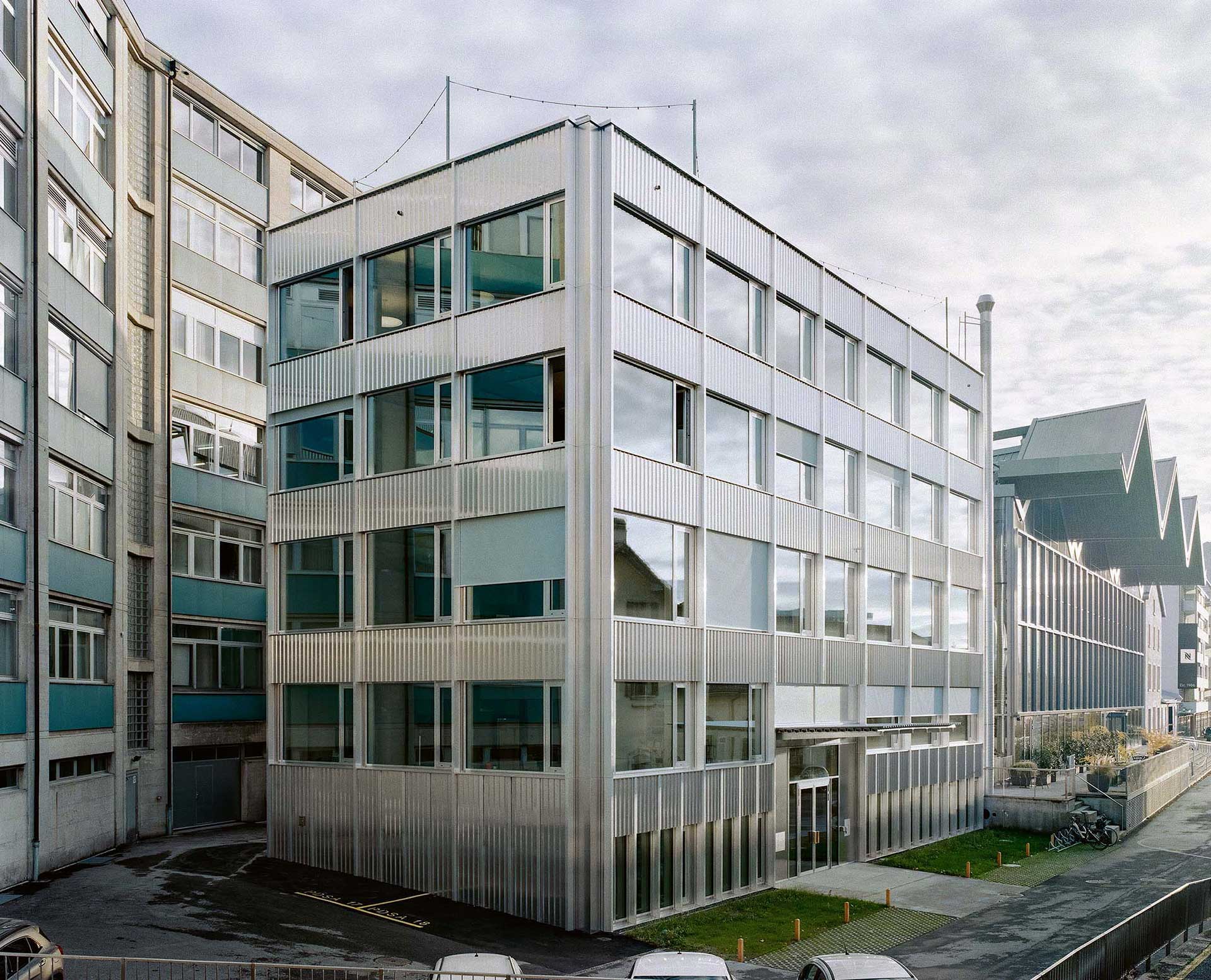 Le bâtiment surélevé se situe dans une arrière-cour industrielle, non loin de la gare.