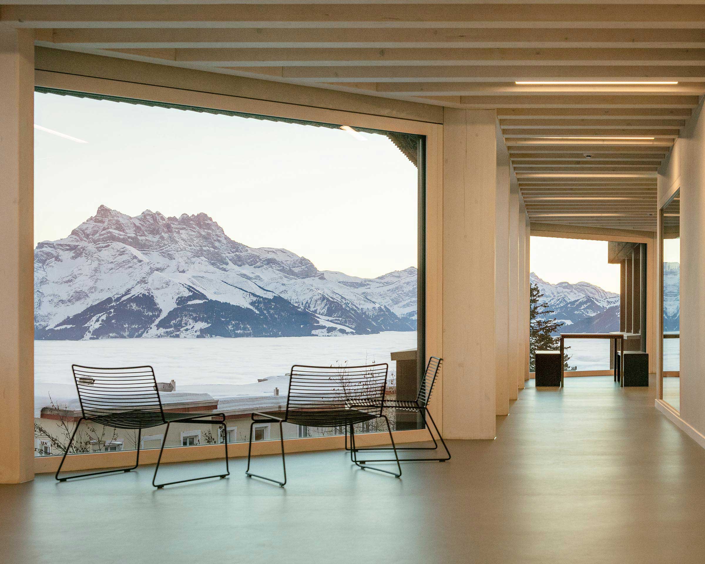 Les légers déboitements de la façade optimisent les vues sur l’époustouflant panorama des Dents du Midi.