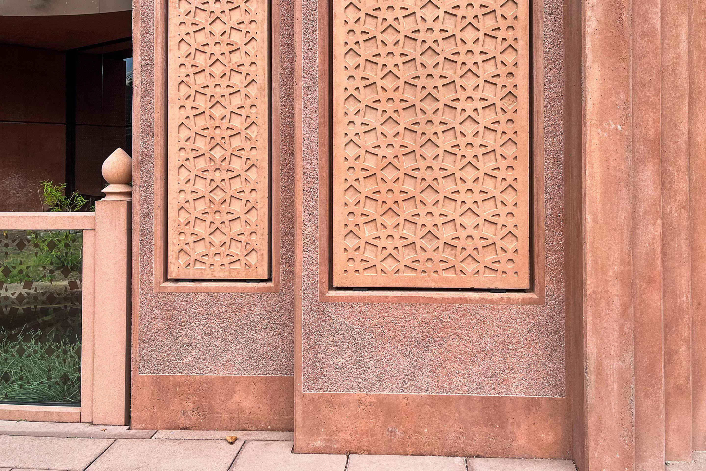 Im Sockel aus Ortbeton umrahmen abgespitzte Kassetten die dekorativen Inlays