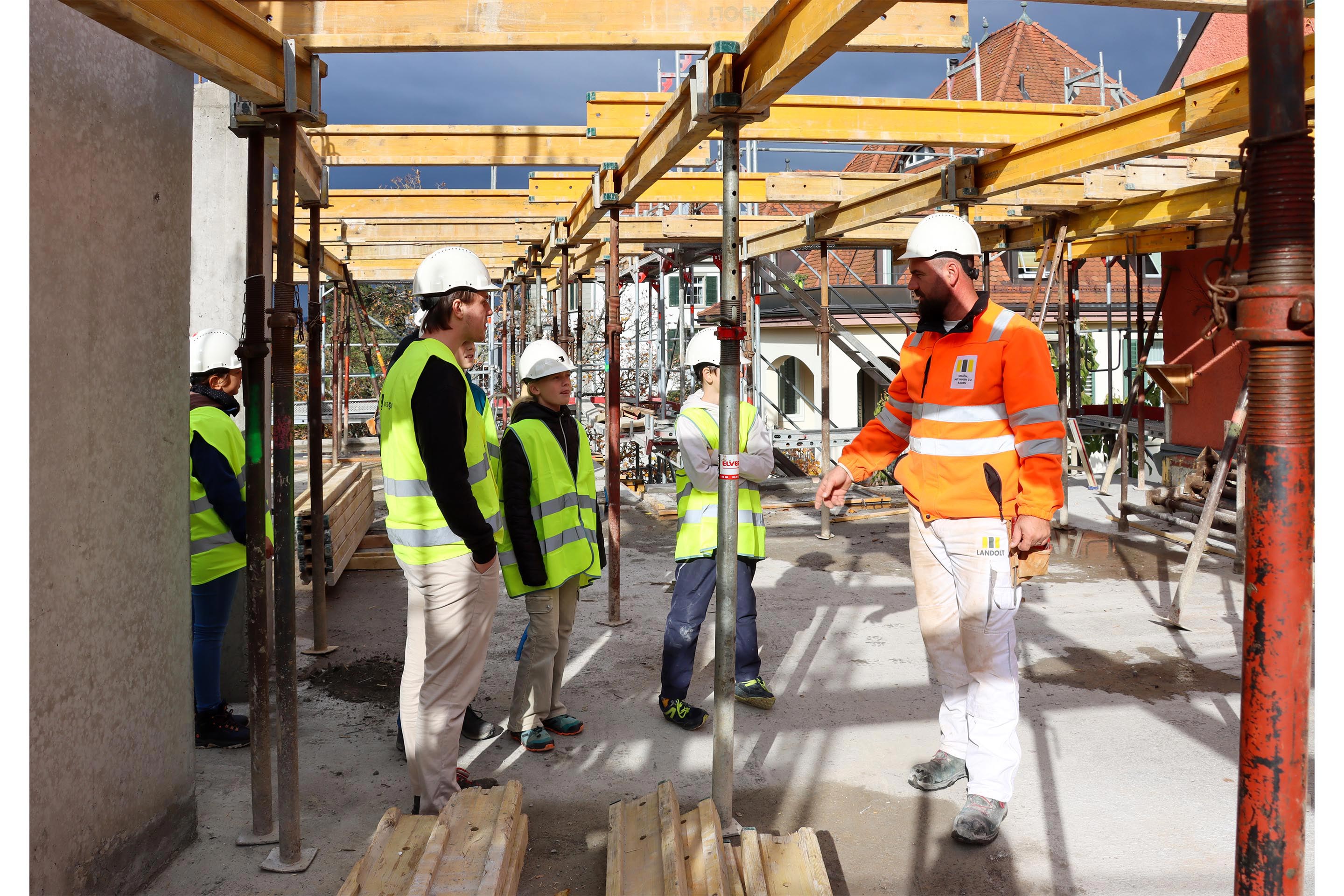 Die Schalung für die Decke im 5. Obergeschoss wird in nur einem Tag fertiggestellt. Bereits bei einer Fallhöhe von nur 2 m braucht ein Bauarbeiter einen Sicherungsgurt, um sich zu sichern.