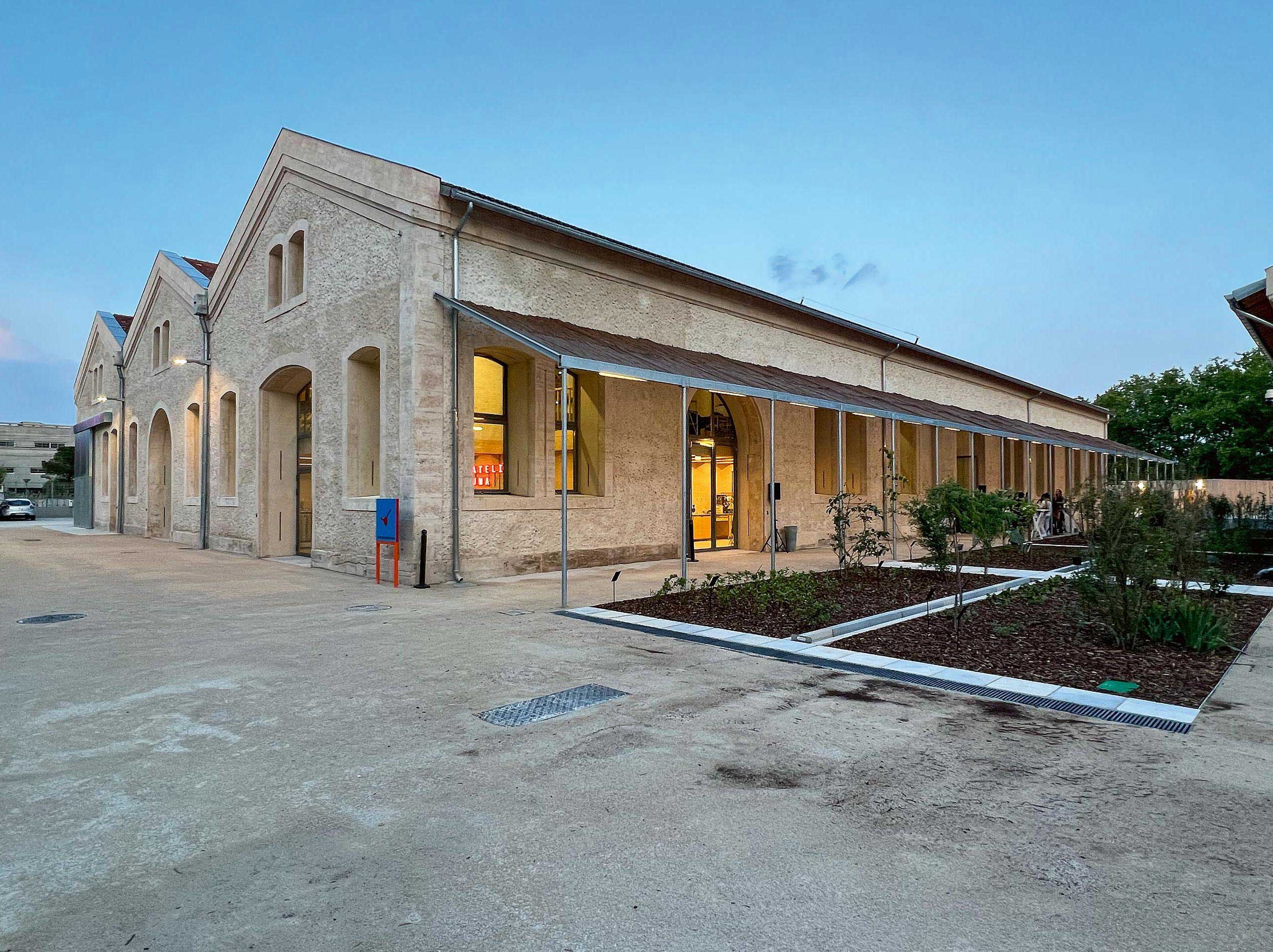 Isolation en paille par l’intérieur d'un hangar ferroviaire en pierre devenu salle de conférence, 400 m2 de paille en trois semaines (hors enduits) – Nebraska et Corrèze Menuiseries: Nebraska pour Atelier Luma – Arles 2023, France.
