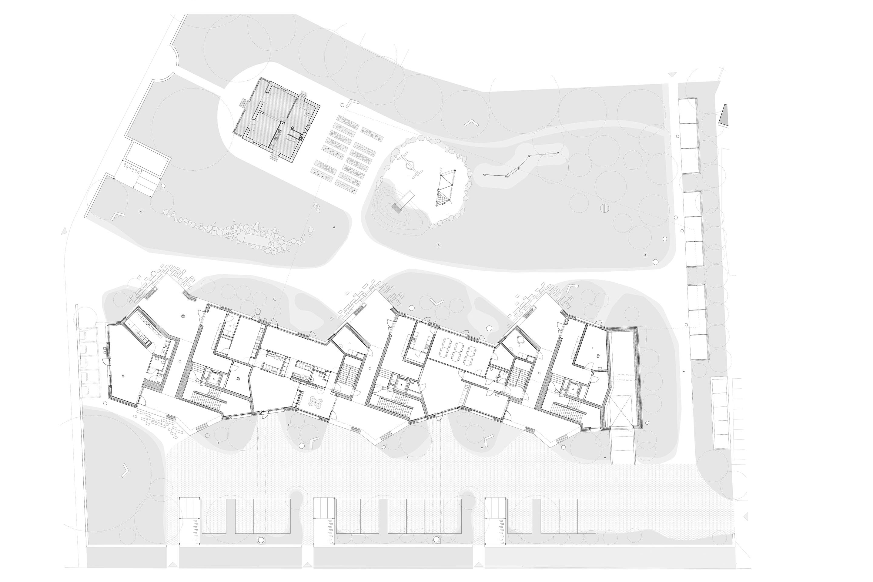 Les aménagements extérieurs ont été développés en collaboration avec FAZ architectes. Une grande attention a été apportée aux seuils, marqués par exemple en pied de bâtiment par des empierrements, ainsi qu’à la hiérarchie d’appropriation entre lieux d’activité et lieux plantés. Le petit bâtiment de plan carré est une villa encore habitée qui devrait normalement être démolie. À terme, les architectes espèrent pourtant la conserver pour en faire un espace collectif.