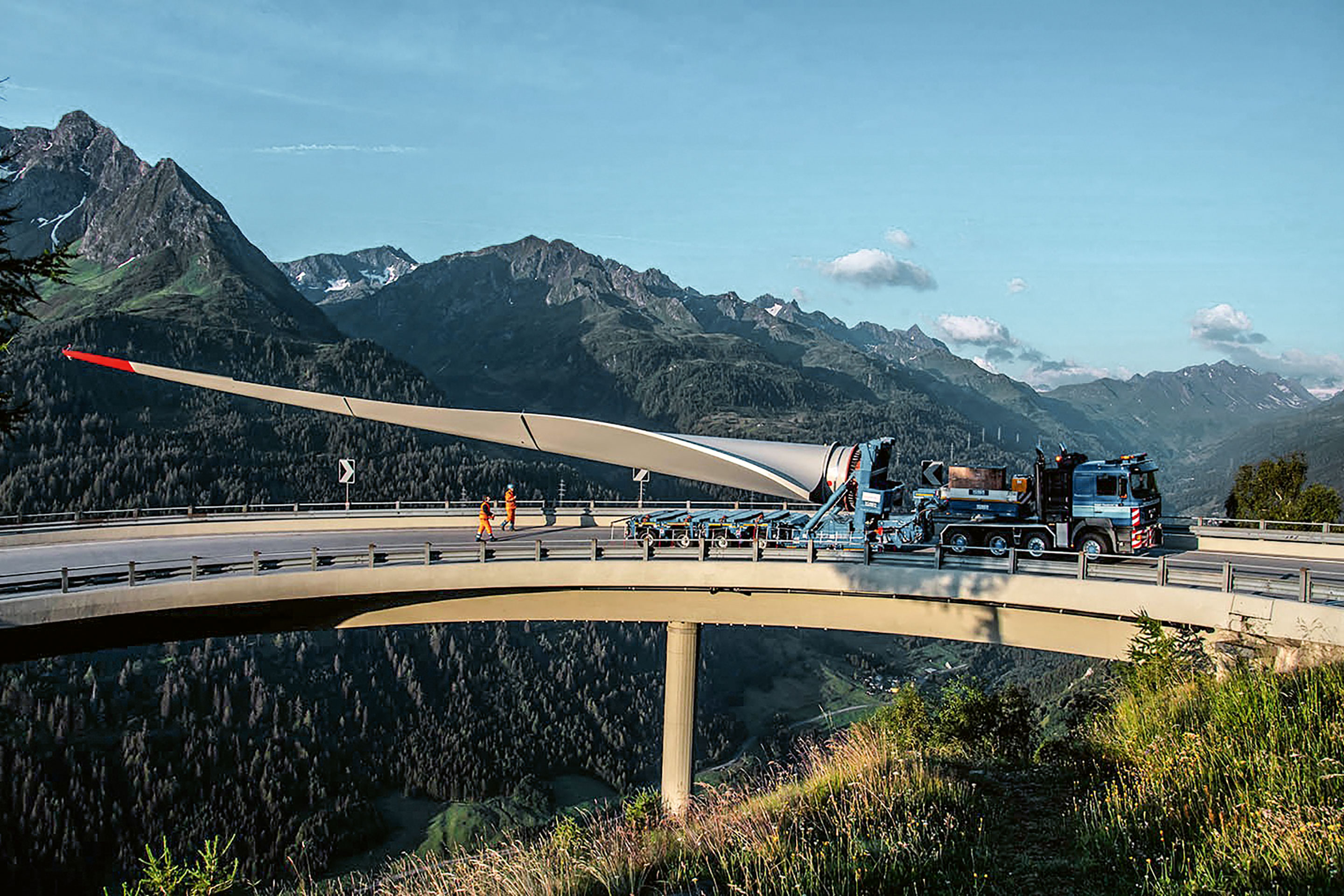Ein Rotorblatt auf der Fieud-Serpentine an der Südauffahrt zum Gotthard-Pass.